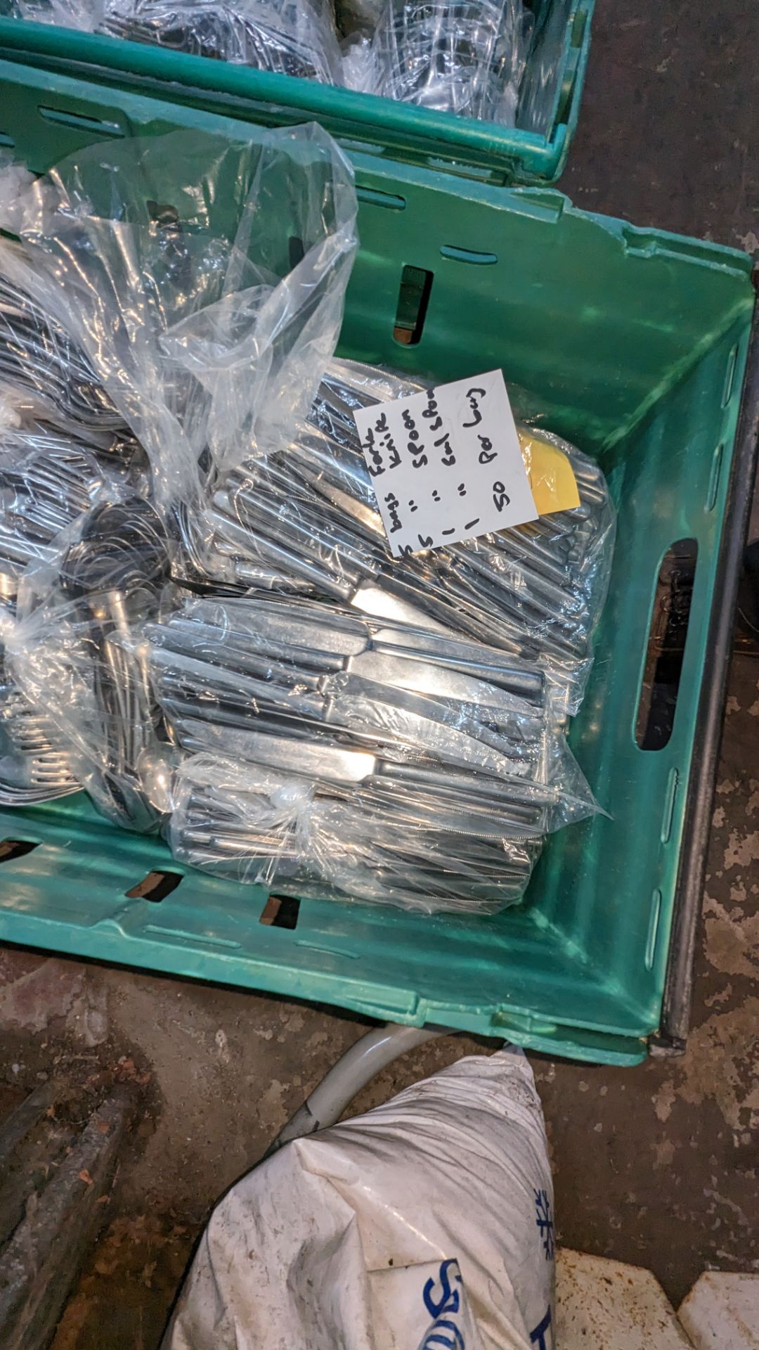 The contents of a crate of cutlery. Estimated 600 pieces in total comprising 5 bags each with 50 fo - Image 4 of 7