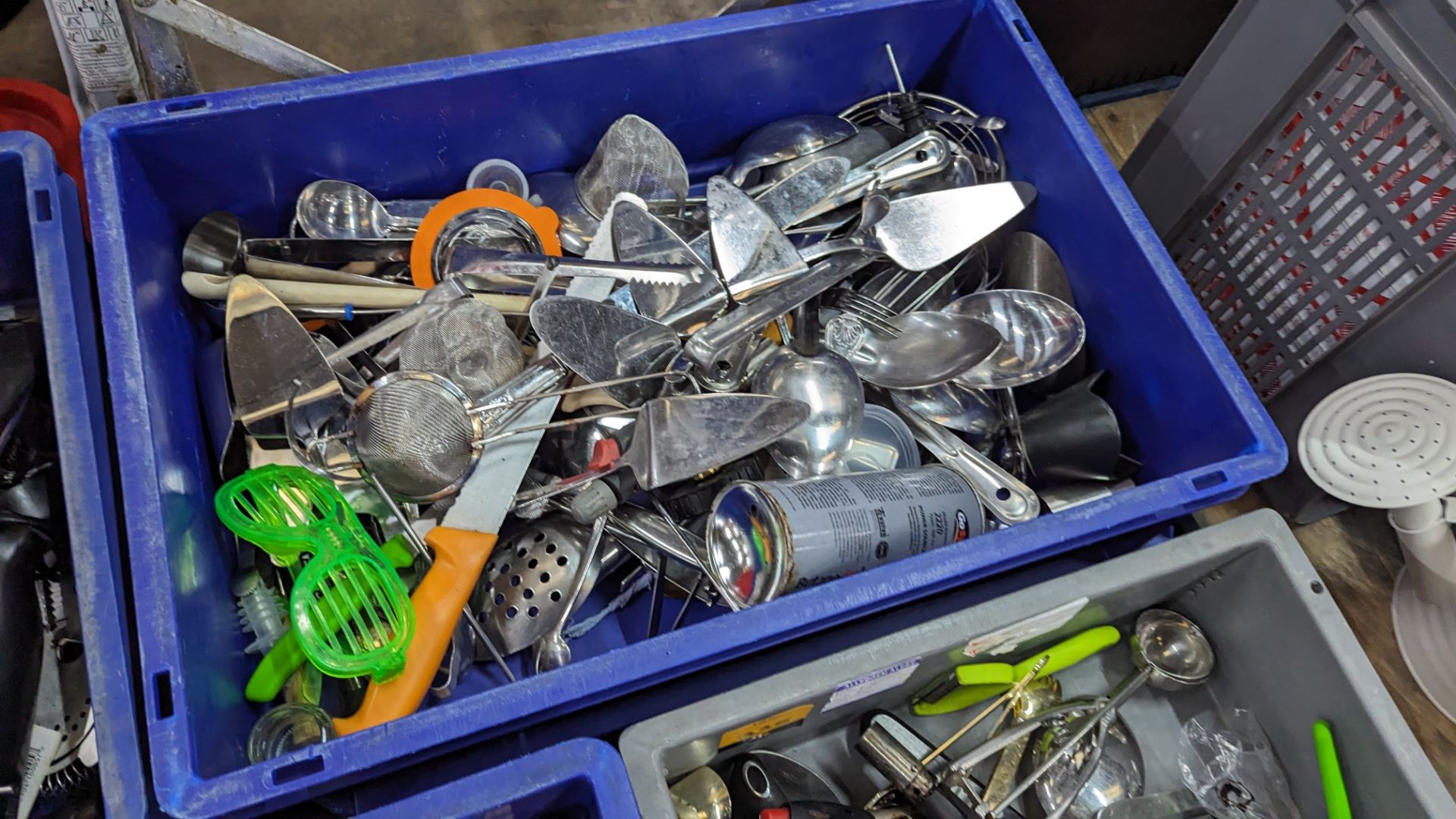 The contents of a pallet of assorted utensils - this lot comprises the contents of 5 crates (crates - Image 6 of 8