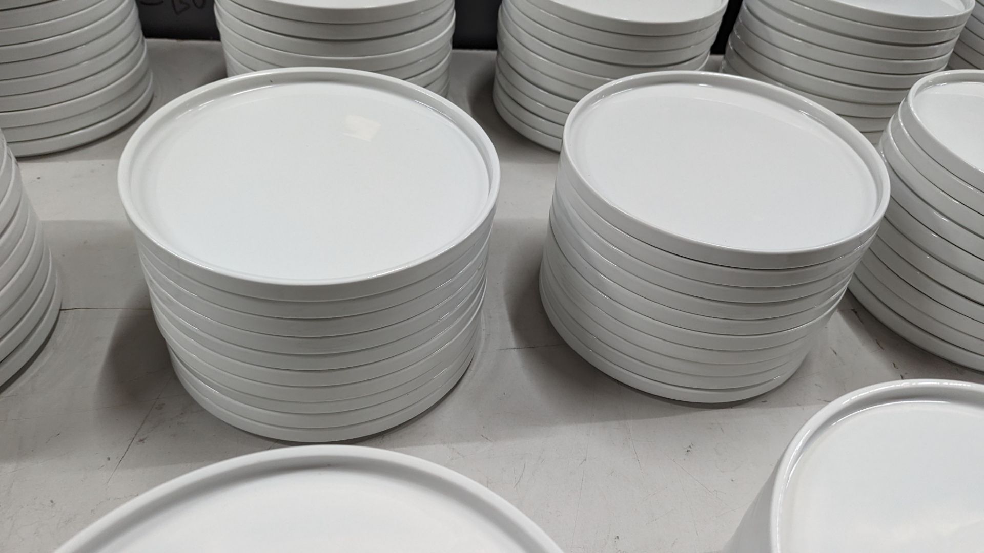 60 off Genware 245mm round flat plates with upright rim to the outer edge - Image 4 of 6