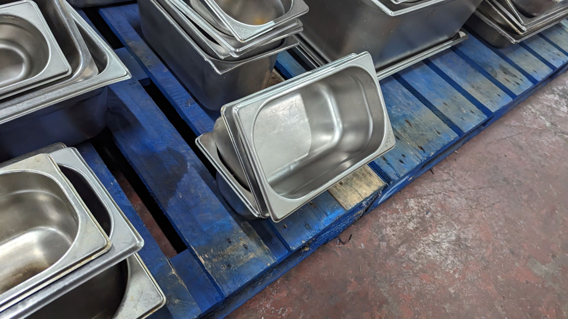 The contents of a pallet of assorted stainless steel trays, dishes, lids & more - approximately 43 i - Image 3 of 10