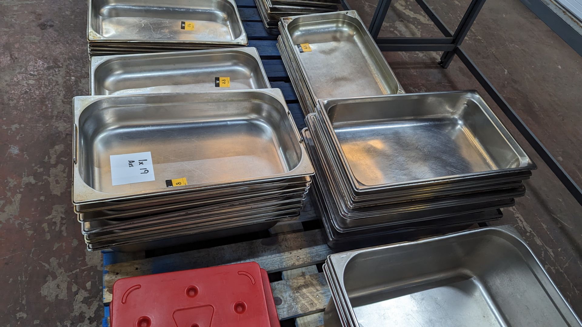 19 off assorted stainless steel trays - Image 5 of 6