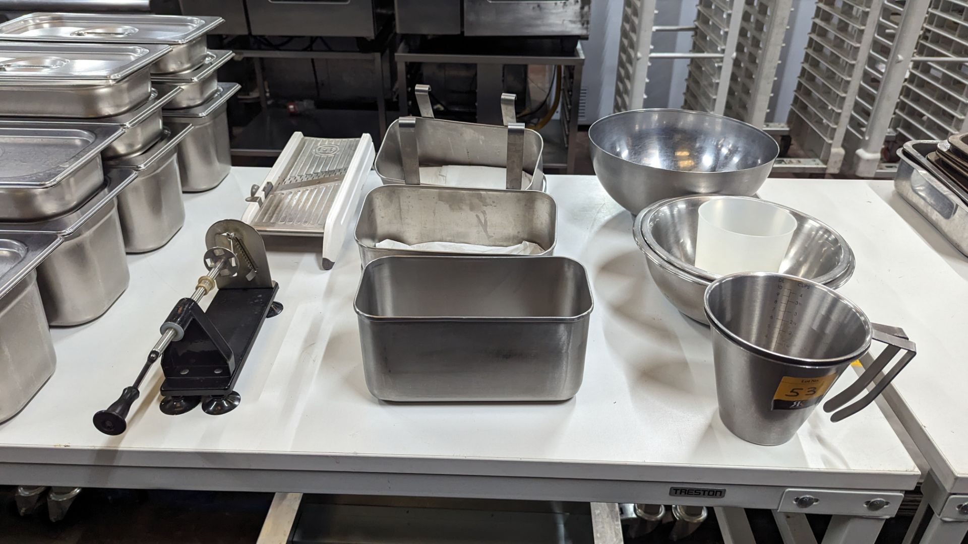 Mixed lot comprising 6 assorted bowls & measuring devices, 3 stainless steel rectangular storage ite