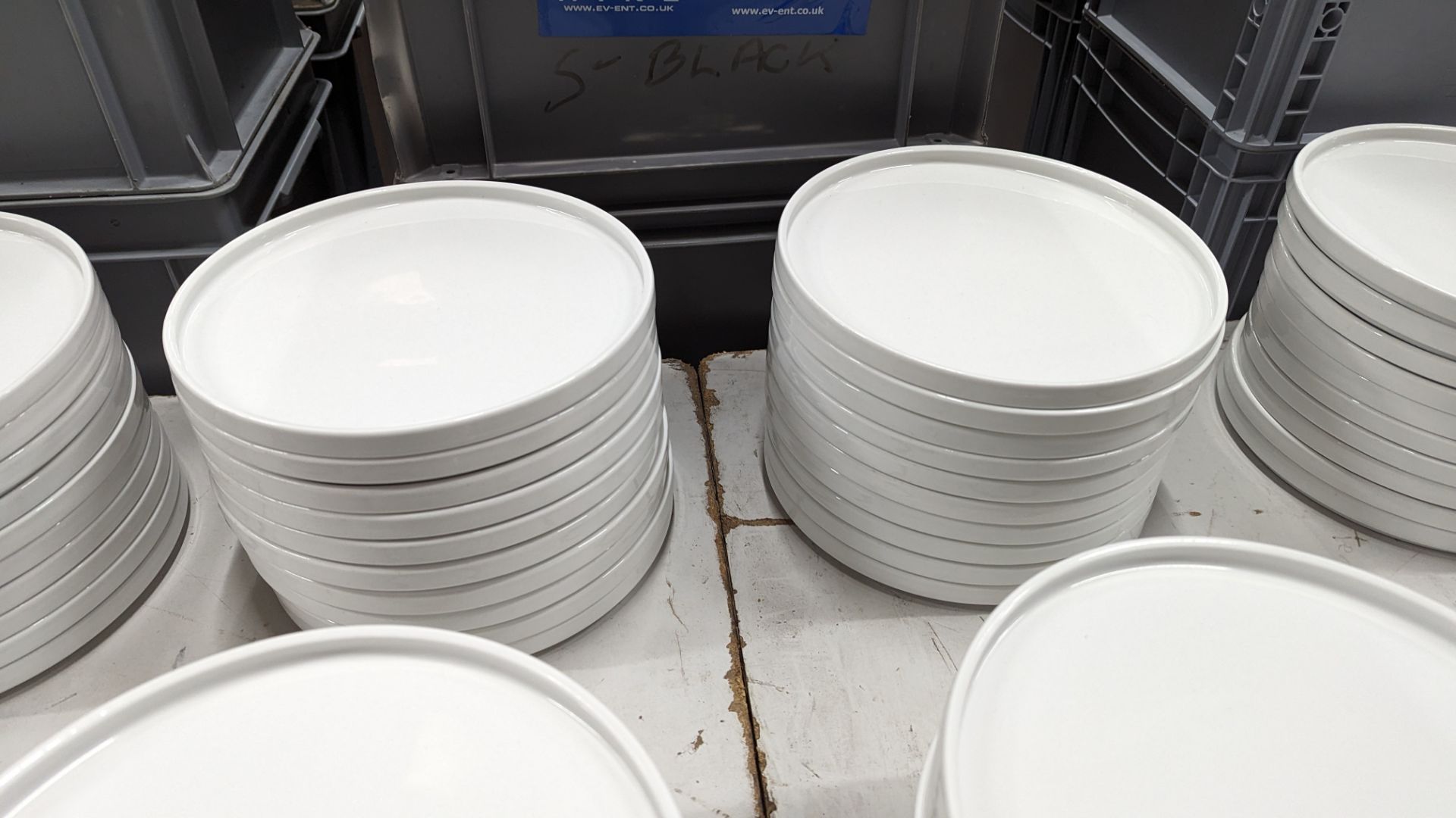 60 off Genware 245mm round flat plates with upright rim to the outer edge - Image 5 of 6