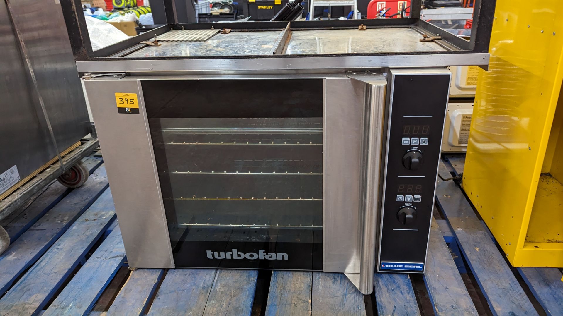 Blue Seal Turbofan convection oven model E31D4. Capacity for up to 4 full-size (1/1GN) Gastronorm p - Image 3 of 9