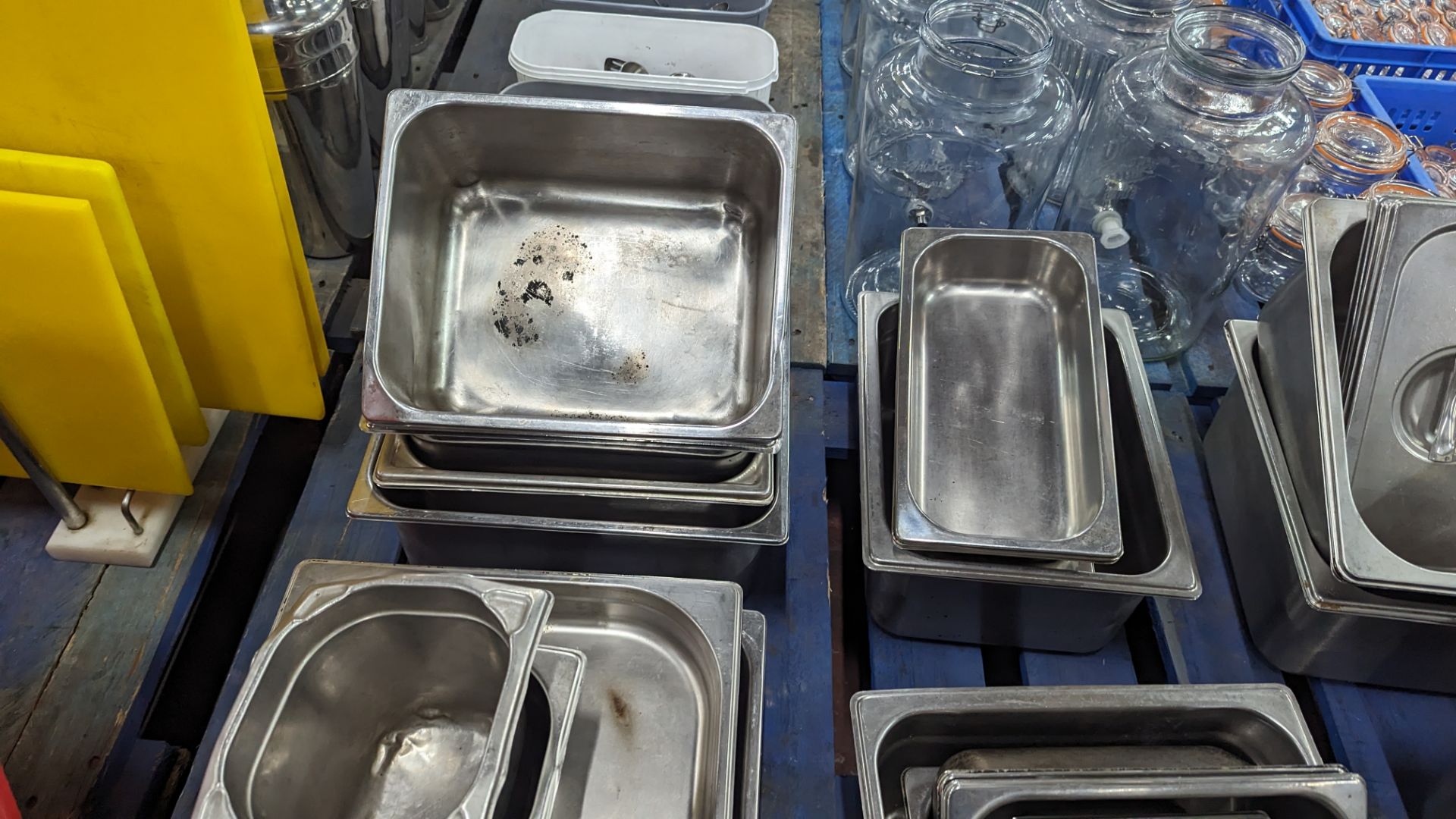 The contents of a pallet of assorted stainless steel trays, dishes, lids & more - approximately 43 i - Image 10 of 10