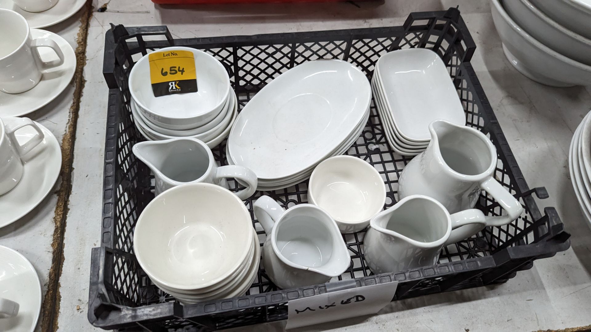 Tray of assorted items of crockery including jugs & bowls - Image 2 of 4