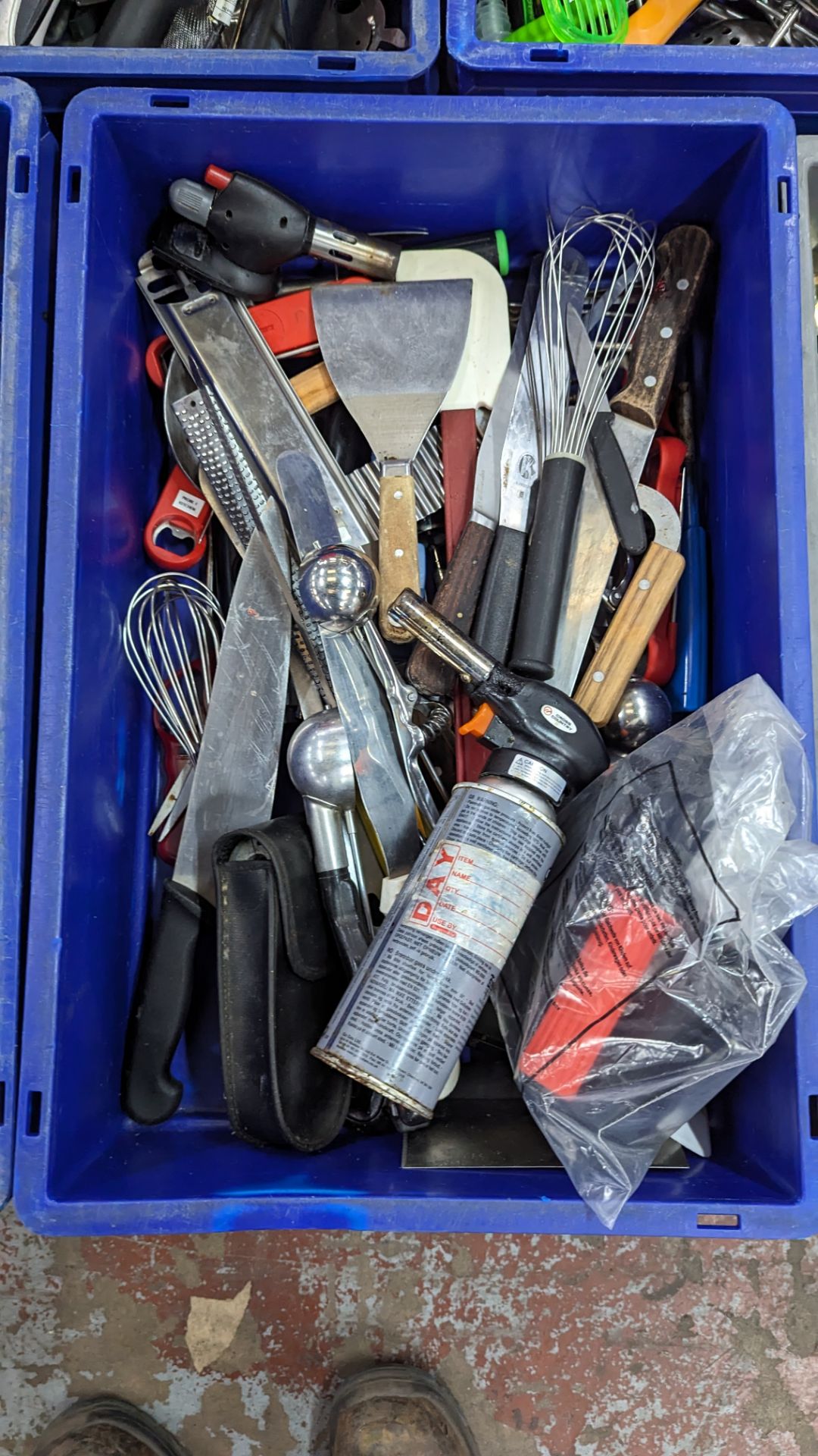 The contents of a pallet of assorted utensils - this lot comprises the contents of 5 crates (crates - Image 4 of 8