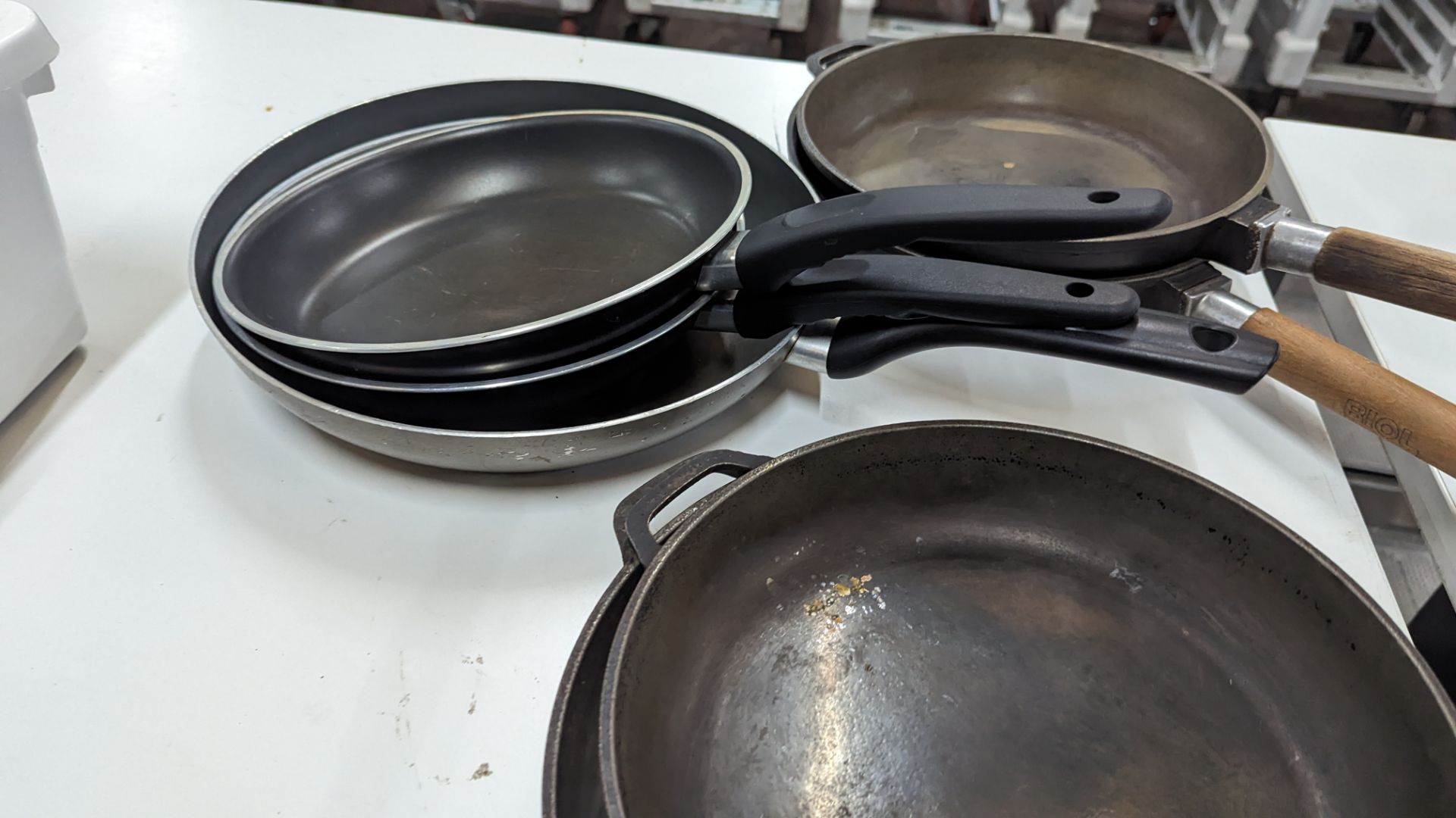 7 assorted frying pans, 4 of which appear to be cast iron - Image 4 of 5