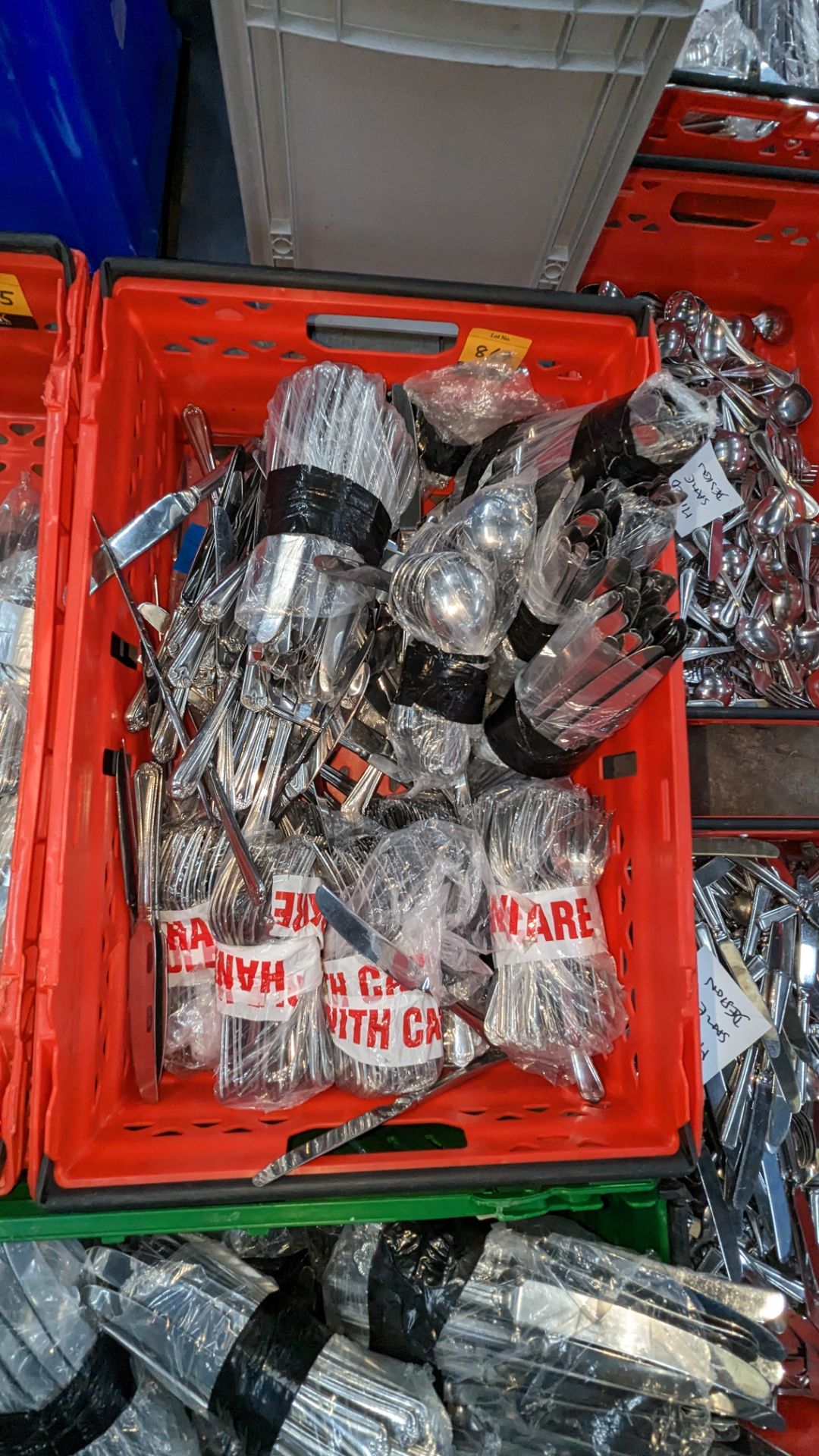 The contents of a crate of cutlery. Approximately 700 pieces, made up of 14 bags each with 50 piece - Image 3 of 6