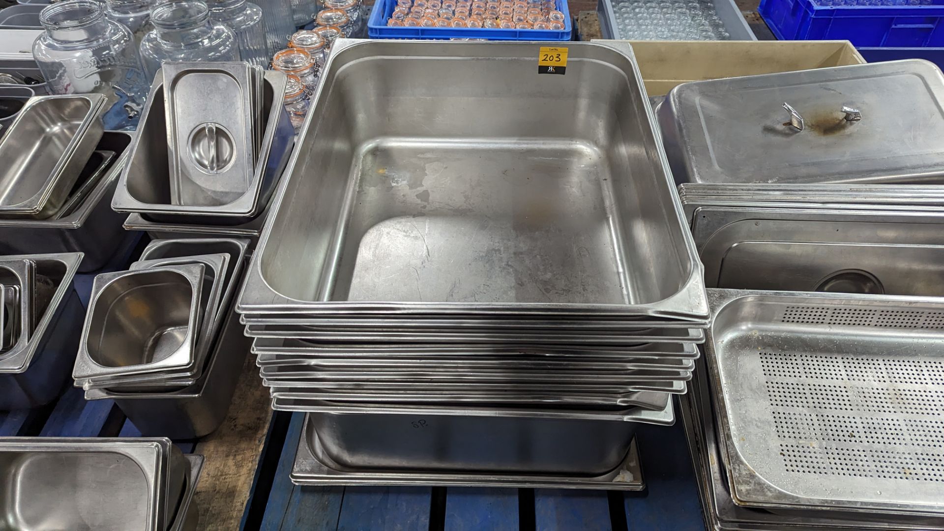 Stack of 11 large rectangular stainless steel shallow trays & deep dishes - Image 4 of 4