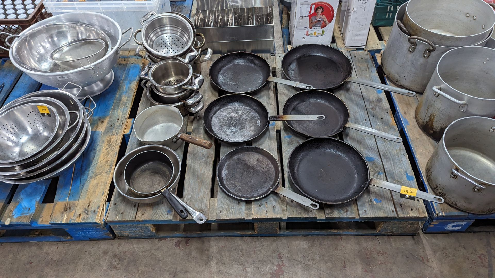 The contents of a pallet of assorted pans - 6 skillets plus 9 assorted saucepans & similar - Image 2 of 6
