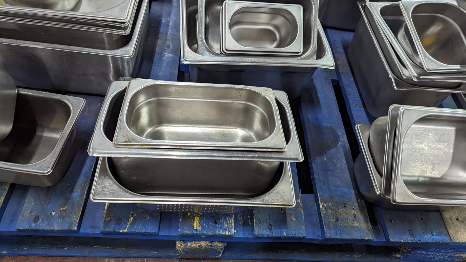 The contents of a pallet of assorted stainless steel trays, dishes, lids & more - approximately 43 i - Image 6 of 10