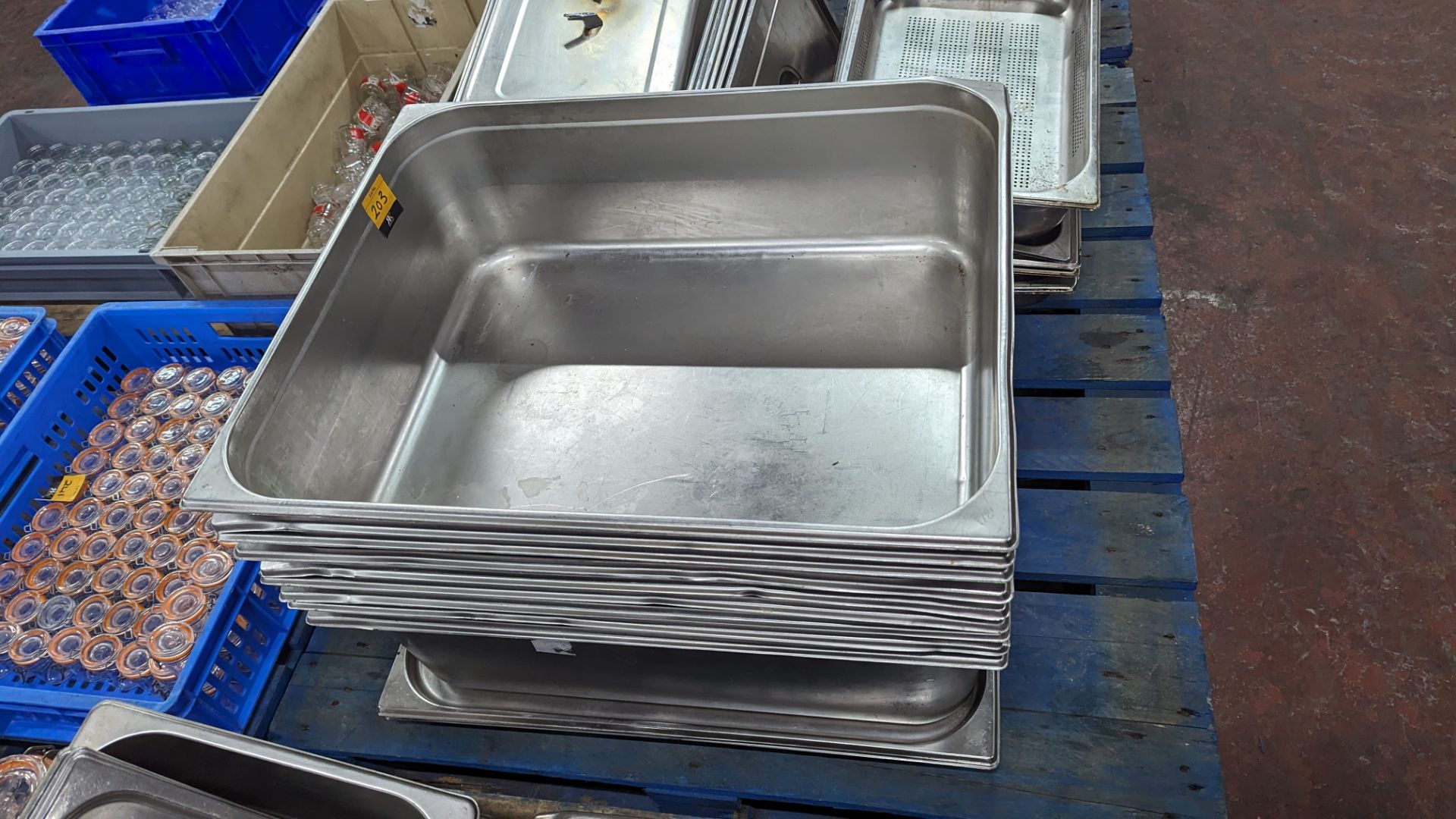 Stack of 11 large rectangular stainless steel shallow trays & deep dishes - Image 3 of 4
