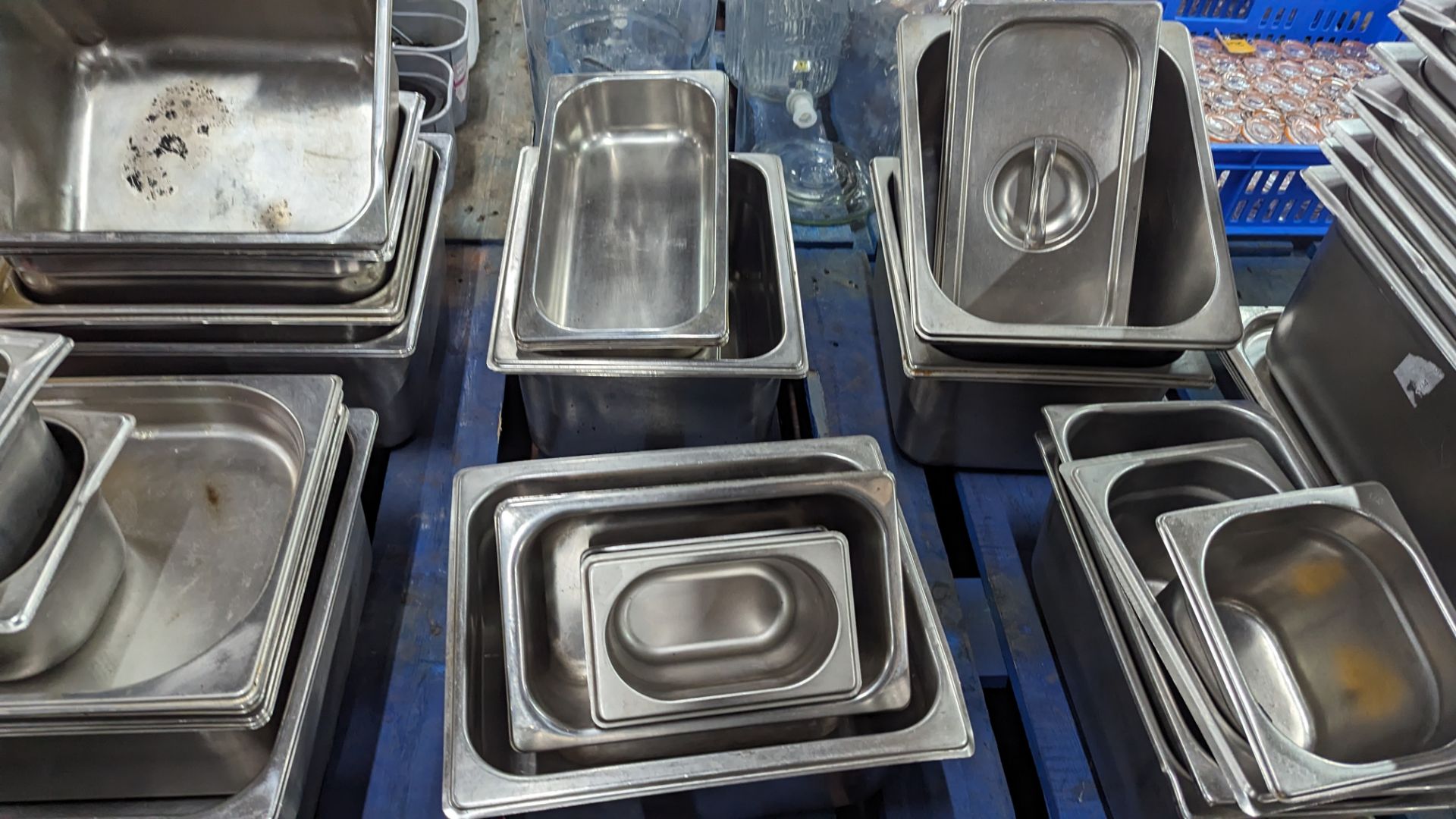The contents of a pallet of assorted stainless steel trays, dishes, lids & more - approximately 43 i - Image 7 of 10