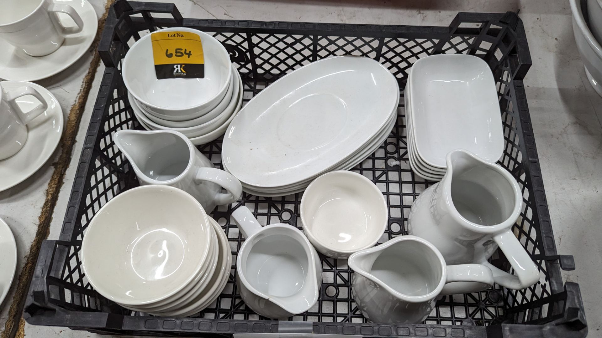 Tray of assorted items of crockery including jugs & bowls - Image 4 of 4