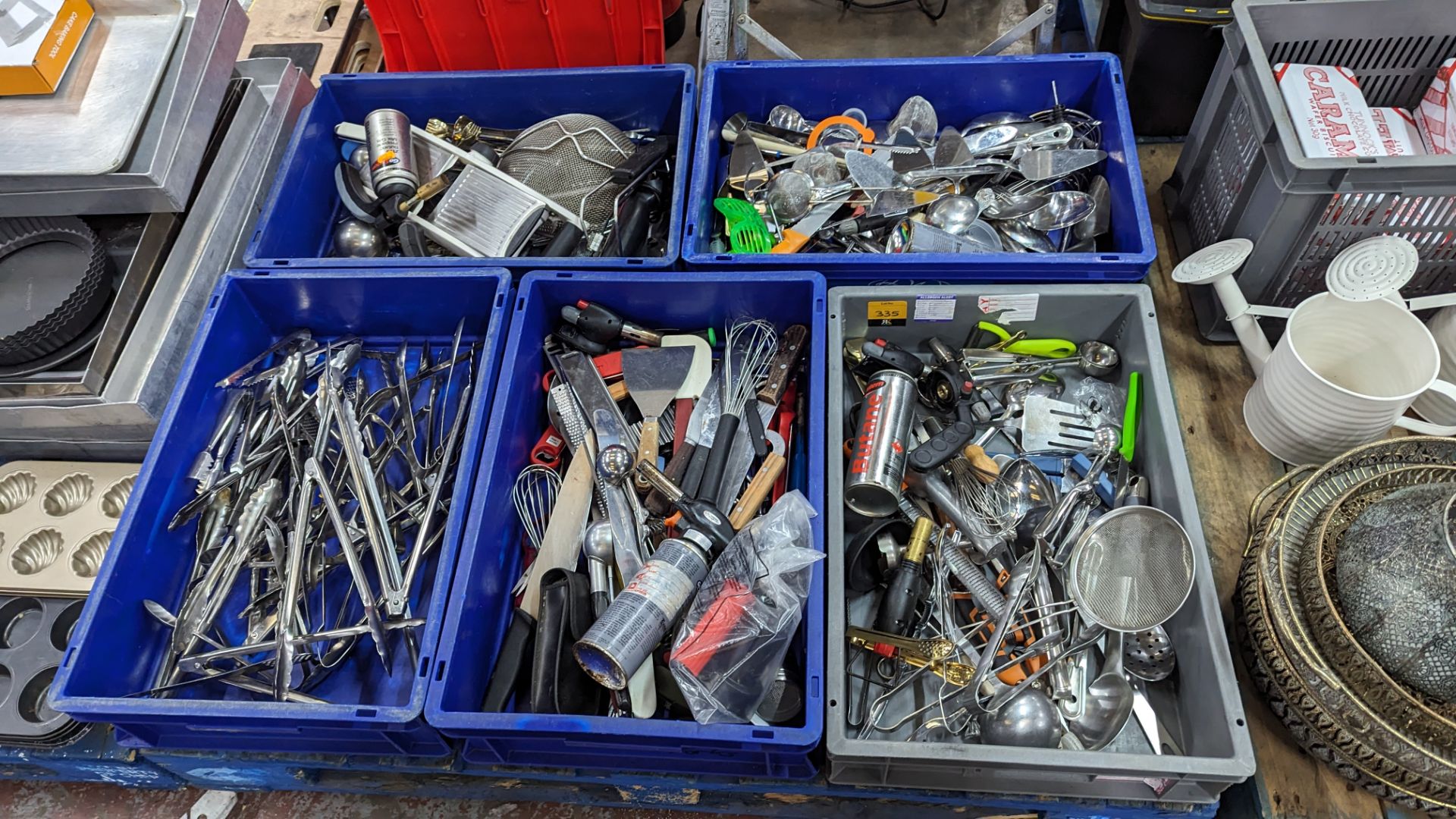 The contents of a pallet of assorted utensils - this lot comprises the contents of 5 crates (crates - Image 8 of 8