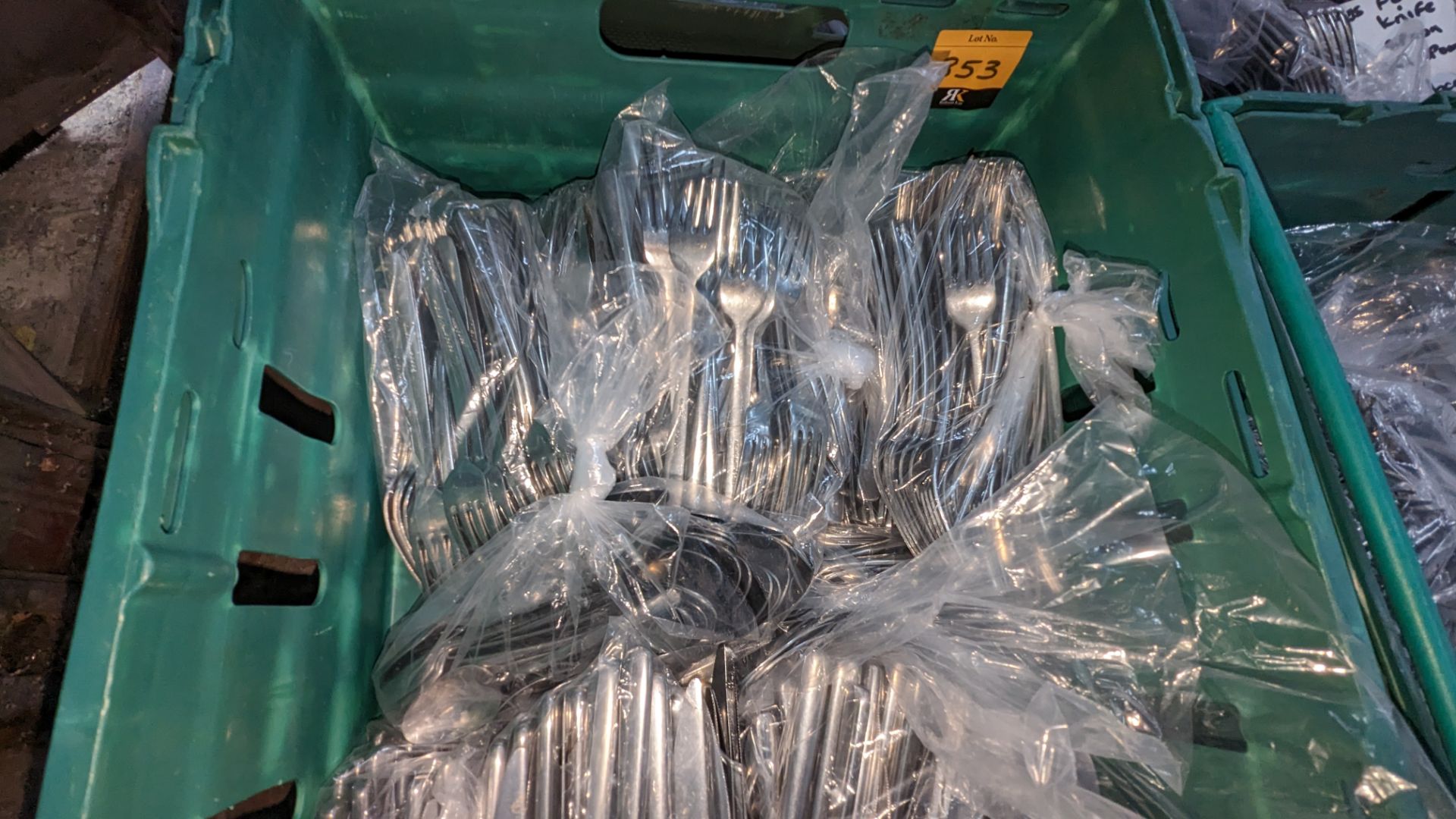 The contents of a crate of cutlery. Estimated 600 pieces in total comprising 5 bags each with 50 fo - Image 3 of 7