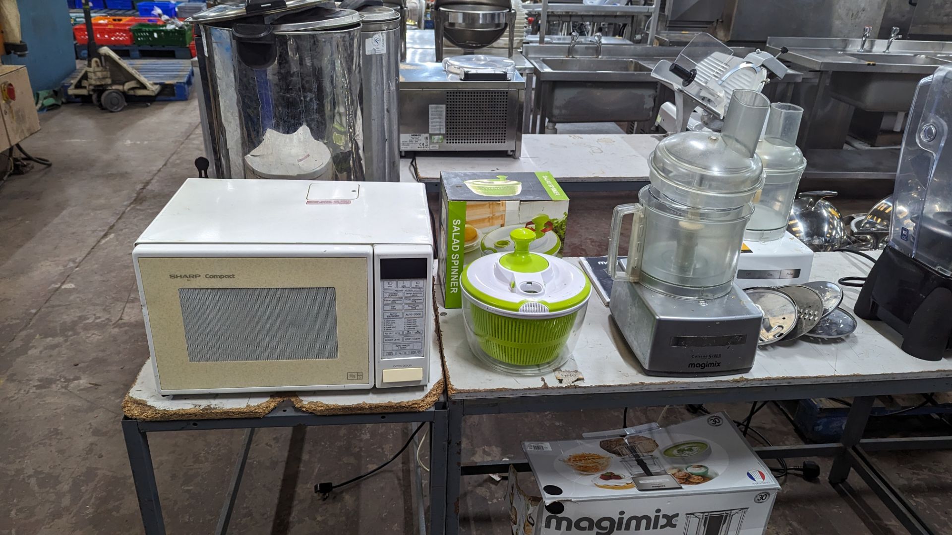 Mixed appliance lot comprising Magimix 5200 & 5200XL food processors plus salad spinner & domestic m - Image 2 of 10