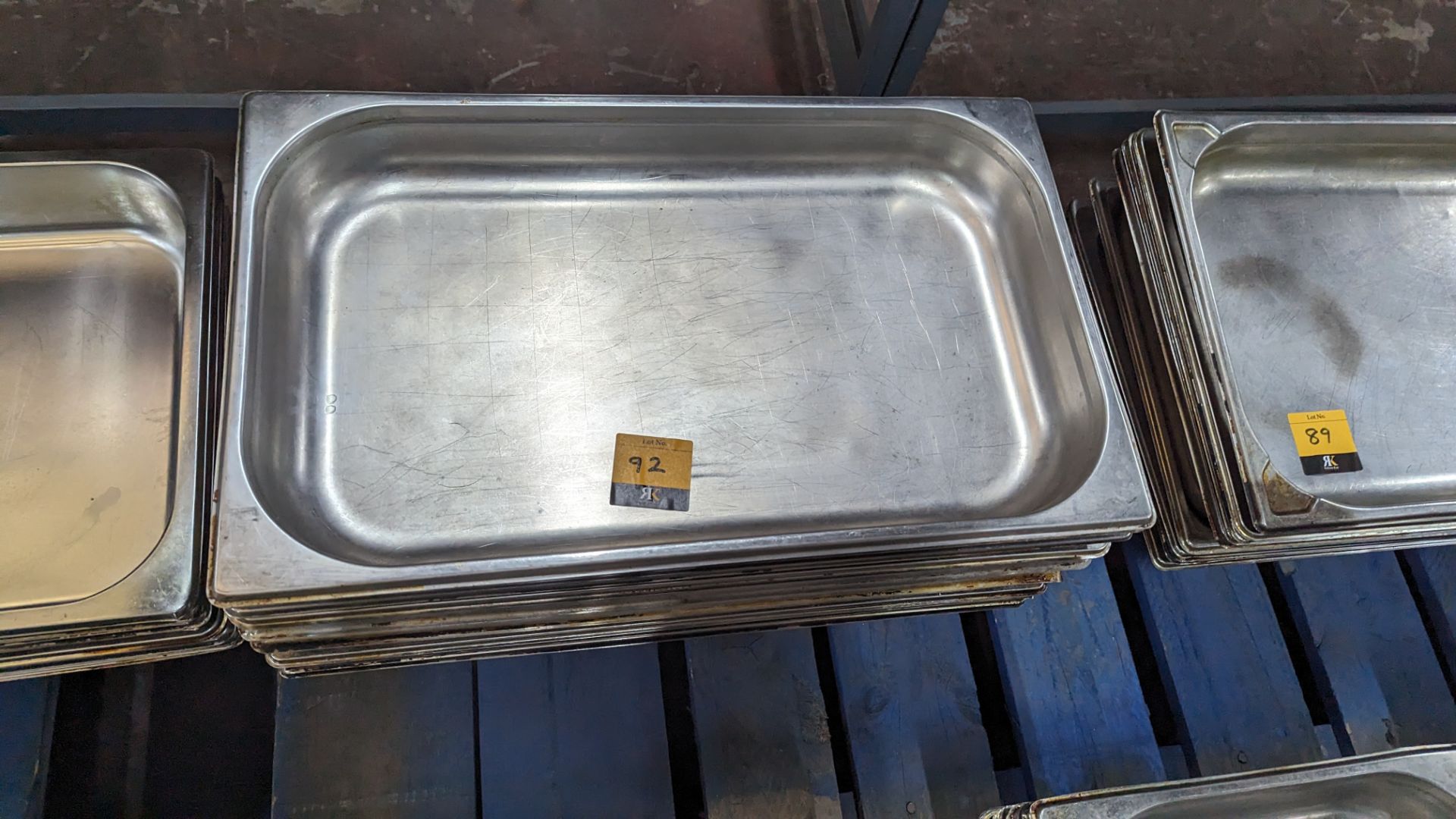 10 off stainless steel trays each measuring 530mm x 330mm x 70mm - Image 3 of 3