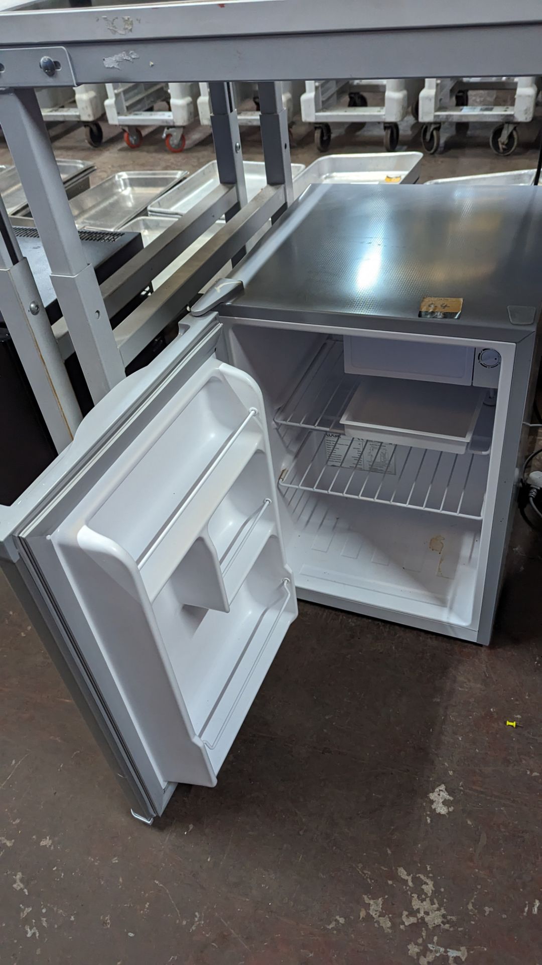Logik pale grey compact fridge with mini ice compartment - Image 3 of 5