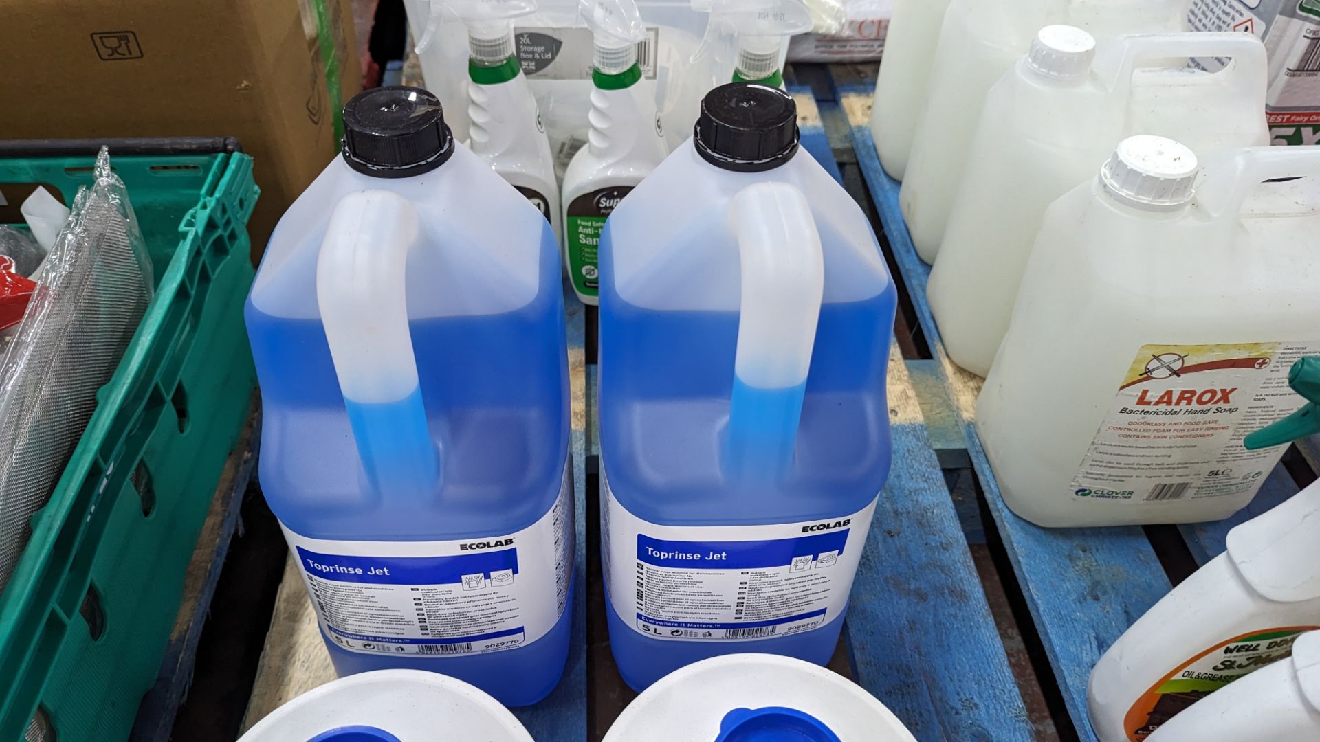 The contents of a pallet of cleaning fluids/solutions - Image 9 of 12