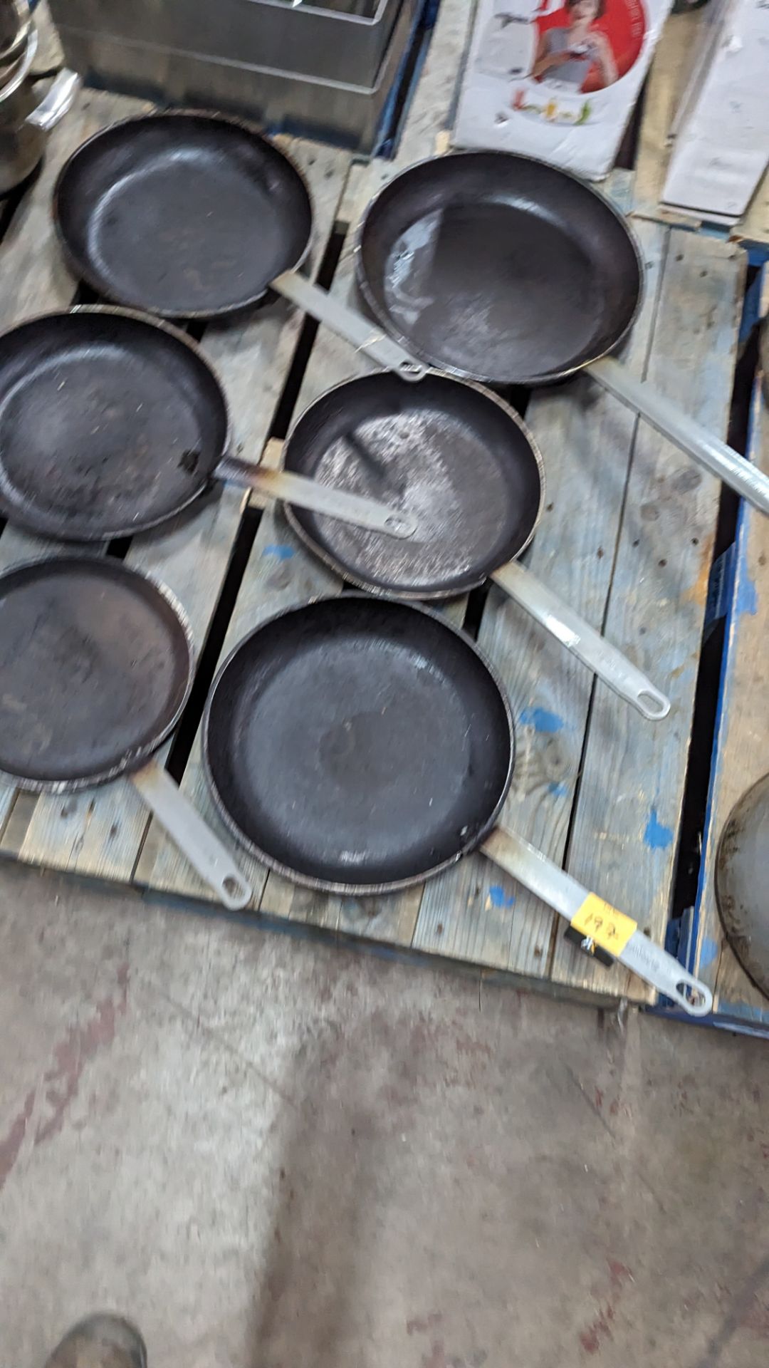 The contents of a pallet of assorted pans - 6 skillets plus 9 assorted saucepans & similar - Image 3 of 6