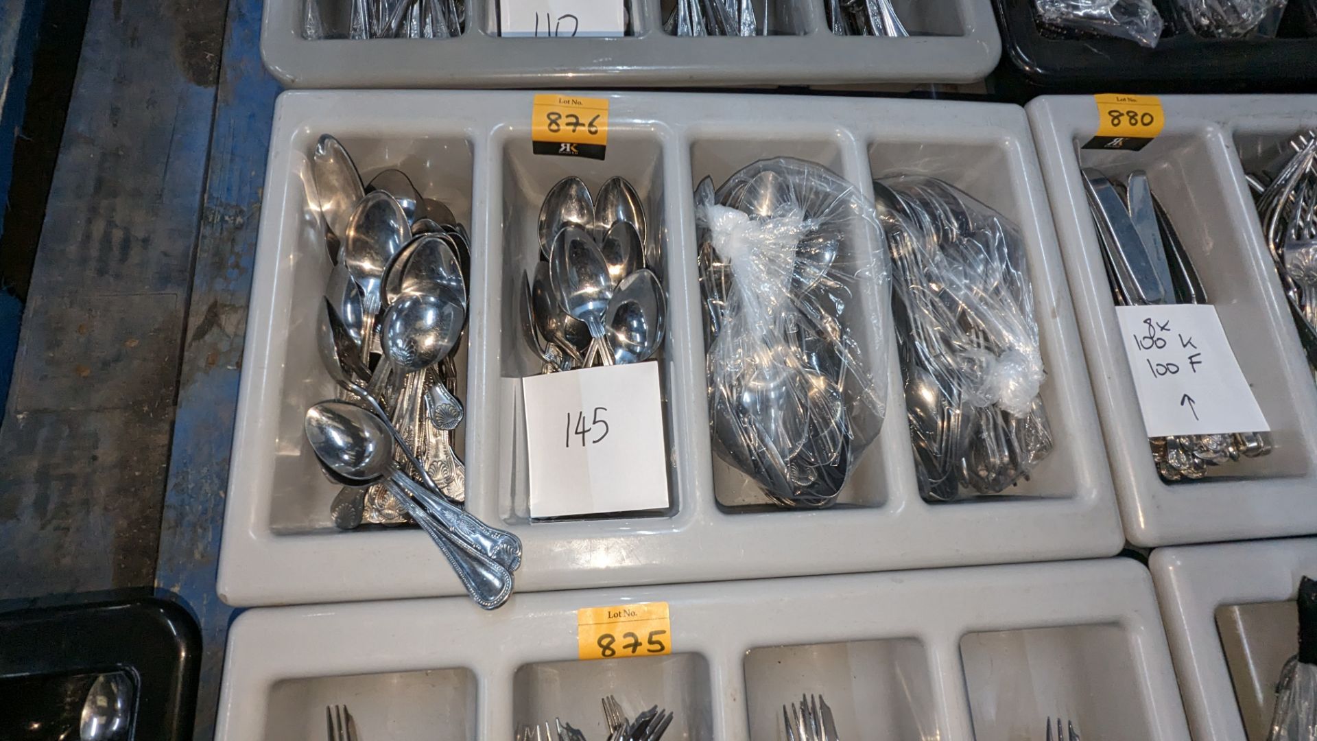 Quantity of cutlery plus the multi-compartment tray in which the lot is displayed. This particular