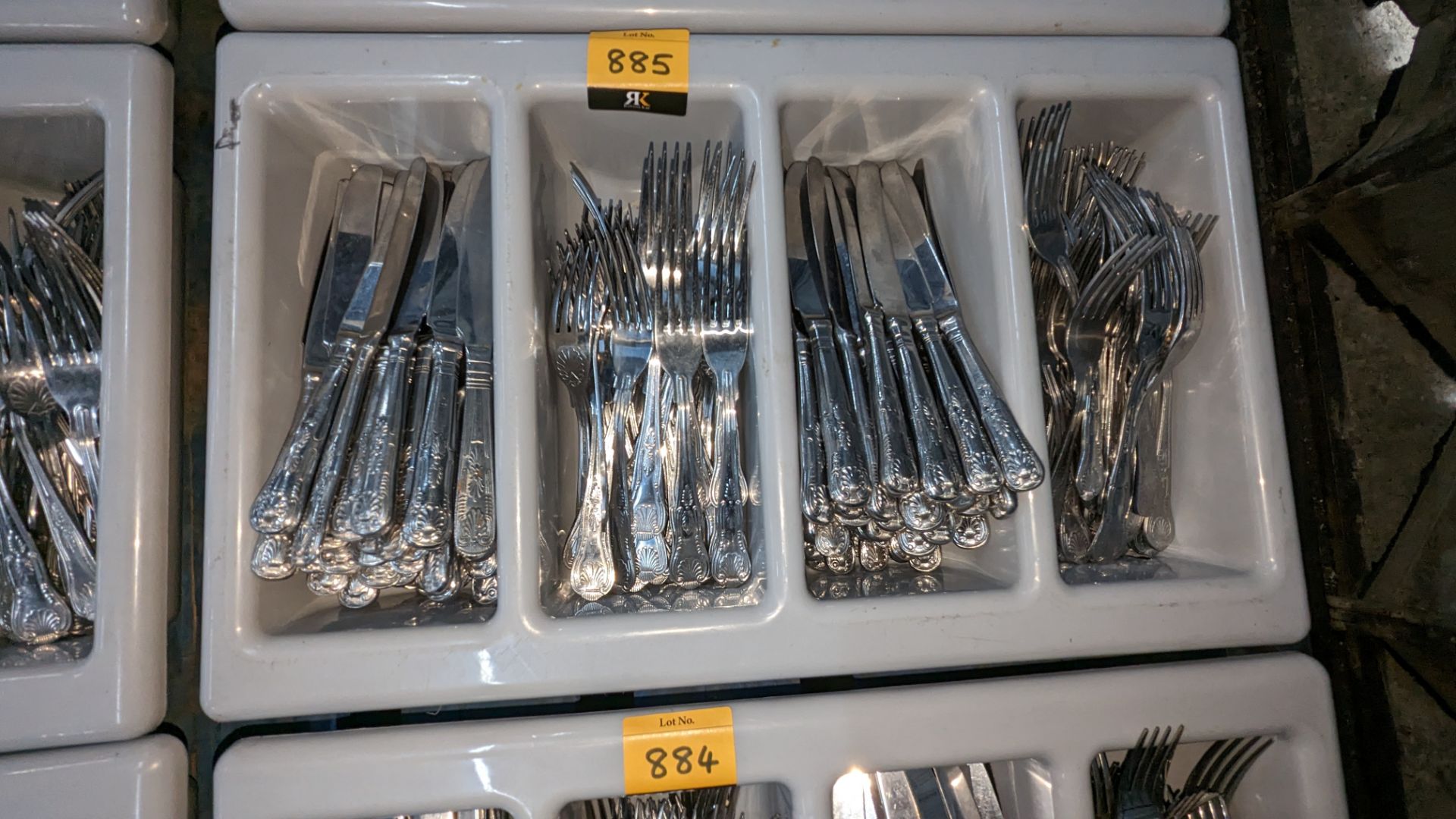Quantity of cutlery plus the multi-compartment tray in which the lot is displayed. This particular - Image 2 of 3