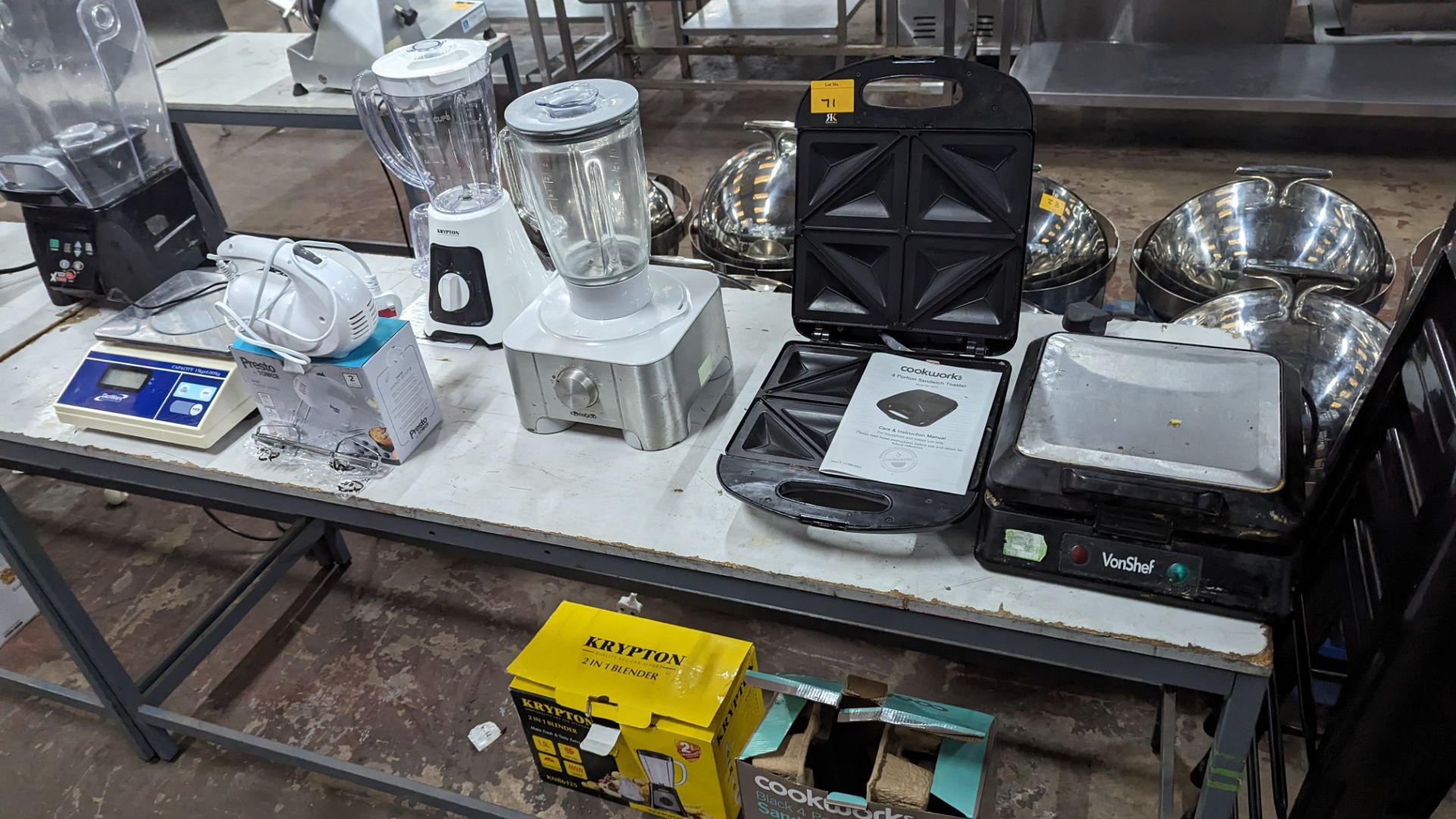 6 off assorted appliances comprising sandwich toaster, 2 off blenders/processors, hand mixer, digita