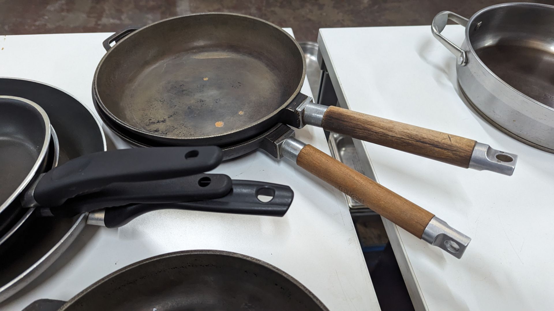 7 assorted frying pans, 4 of which appear to be cast iron - Image 5 of 5
