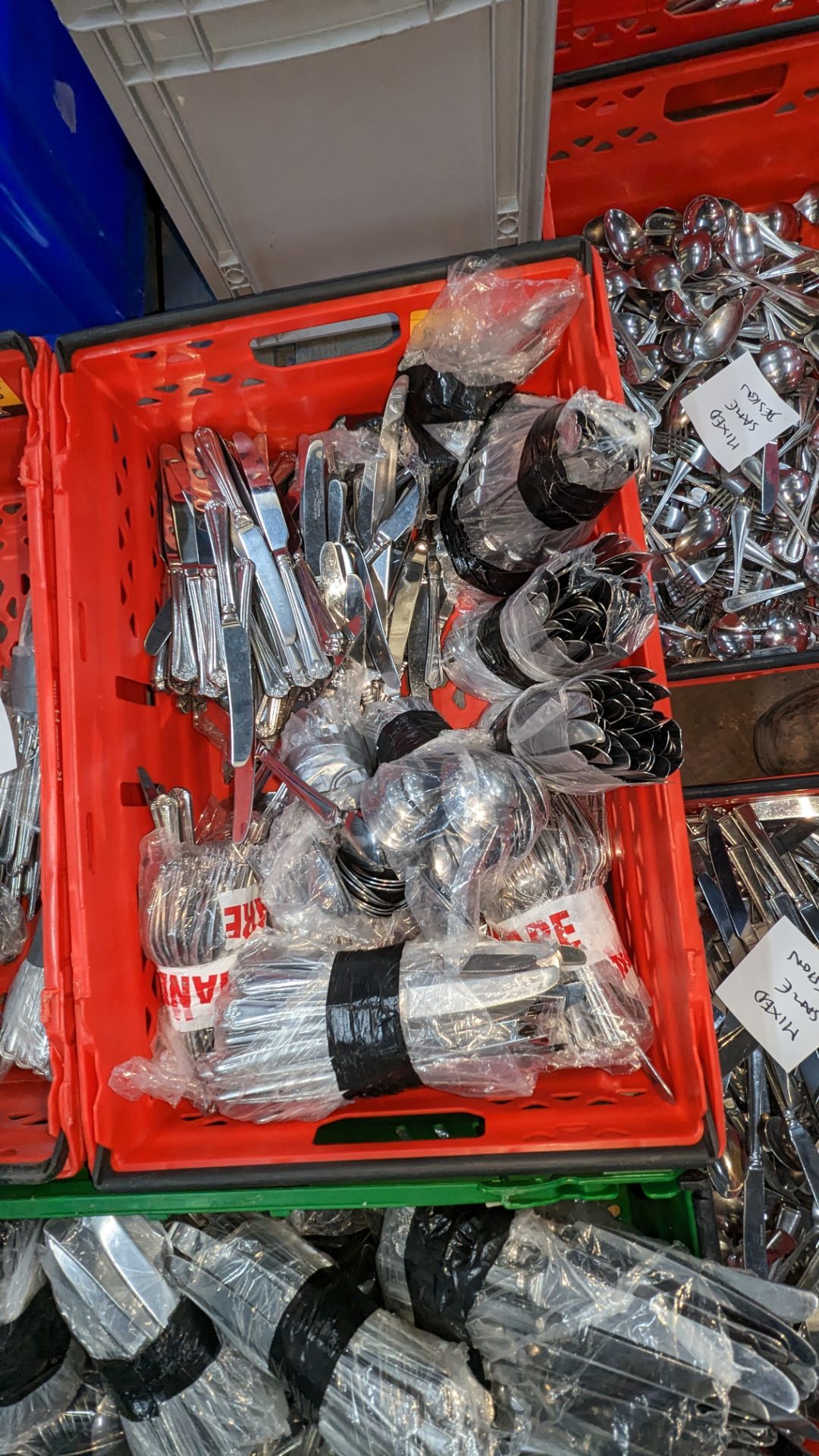 The contents of a crate of cutlery. Approximately 700 pieces, made up of 14 bags each with 50 piece - Image 6 of 6