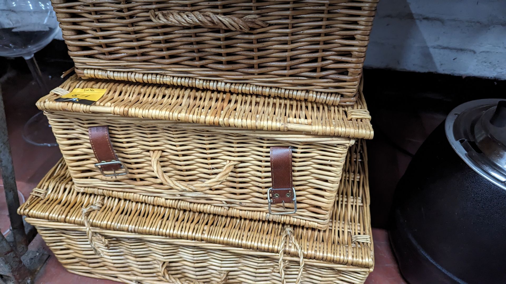3 off assorted size picnic baskets - Image 4 of 5