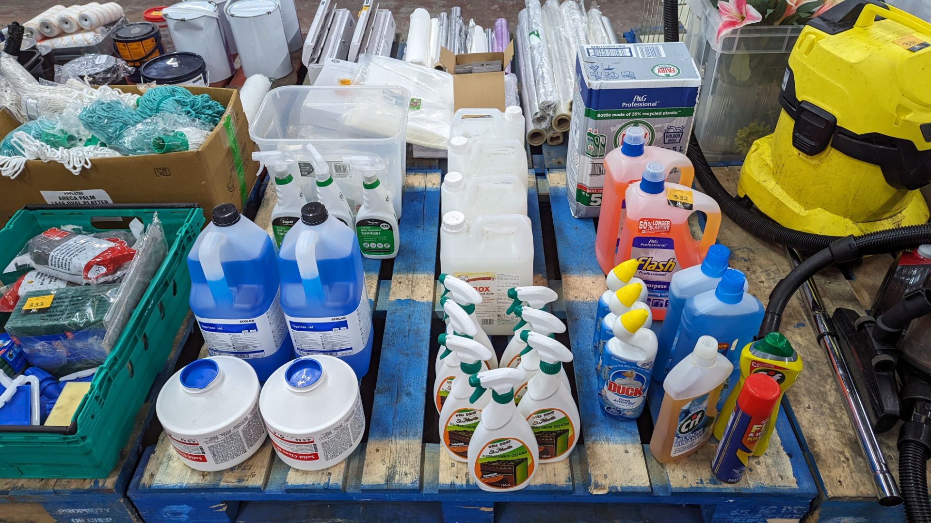 The contents of a pallet of cleaning fluids/solutions - Image 2 of 12