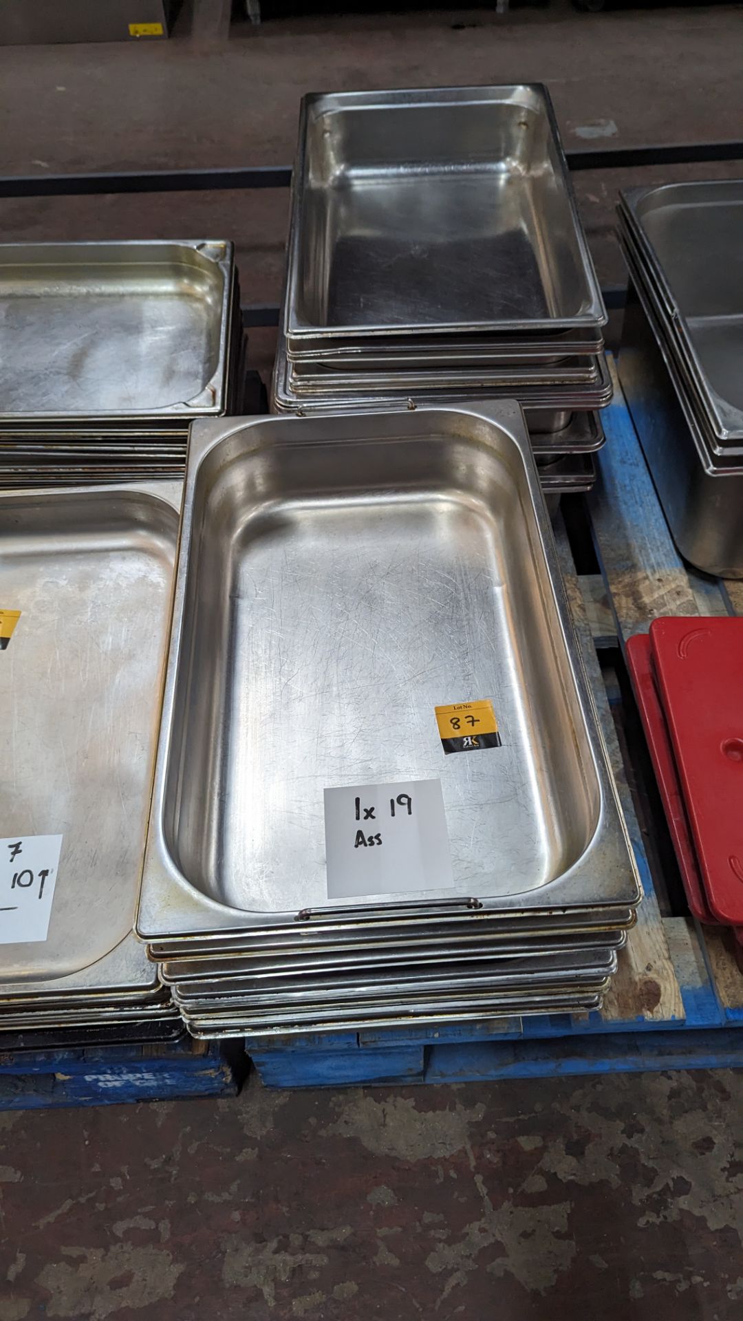 19 off assorted stainless steel trays