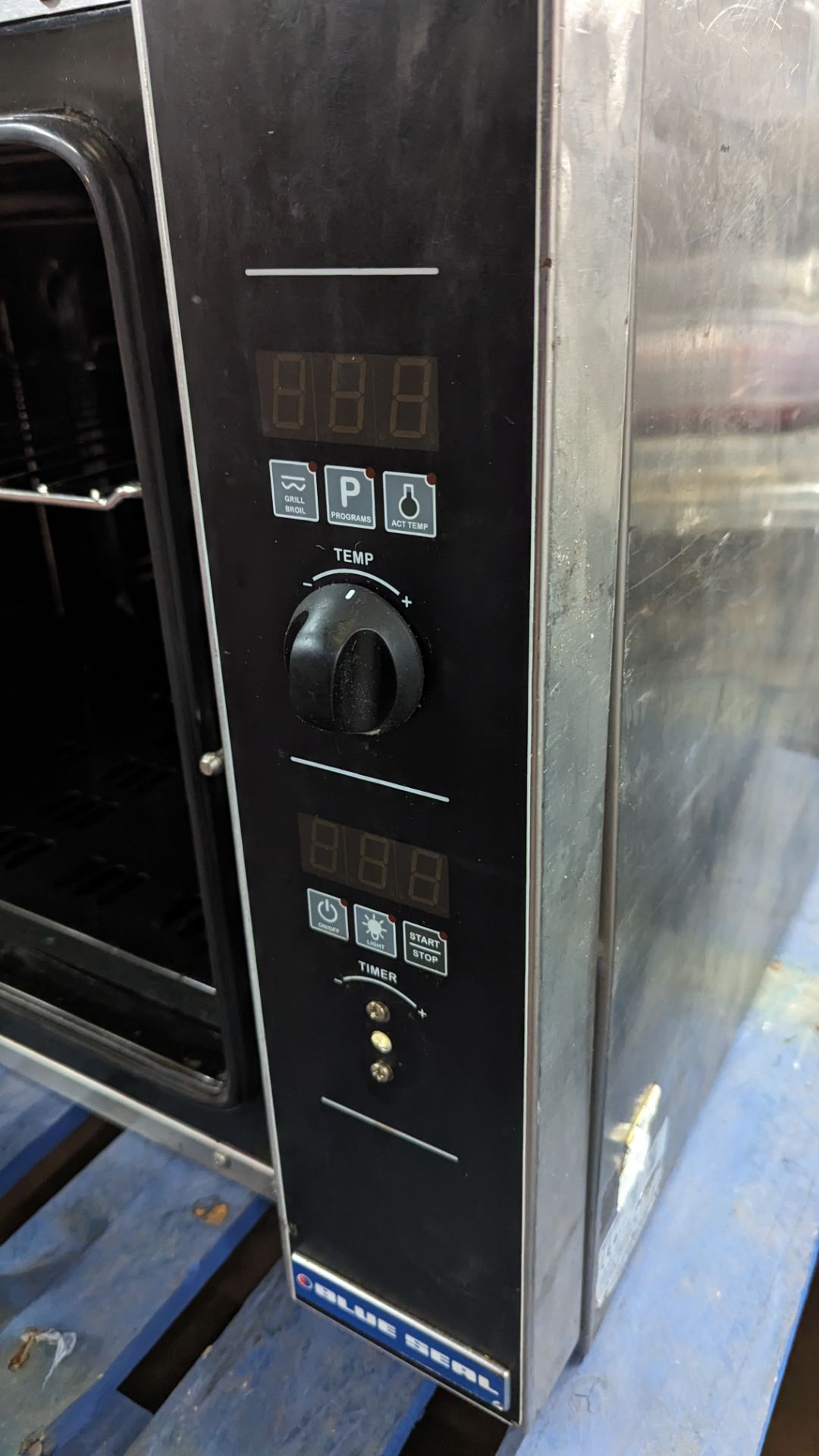 Blue Seal Turbofan convection oven model E31D4. Capacity for up to 4 full-size (1/1GN) Gastronorm p - Image 7 of 9