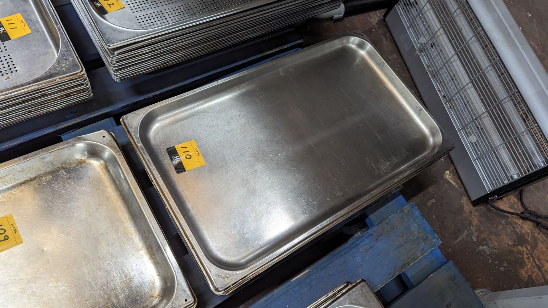 12 off stainless steel trays each measuring 530mm x 320mm - Image 3 of 3