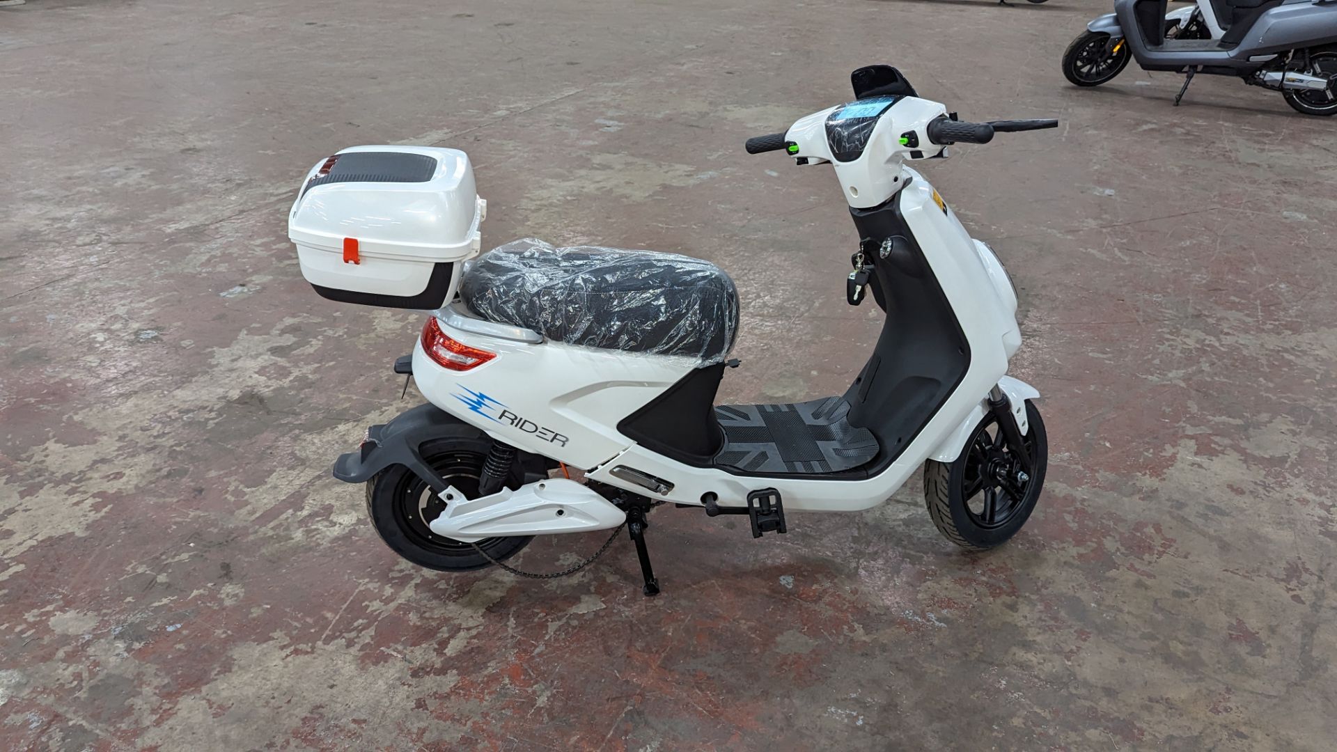 Model 18 Electric Bike: Zero (0) recorded miles, white body with black detailing, lockable storage b - Image 5 of 13