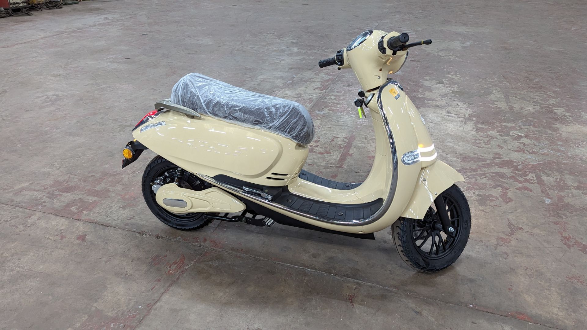 Model 30 Roma Electric Moped: Delivery Miles (no more than 4 recorded km on the odometer), cream/bei - Image 6 of 14