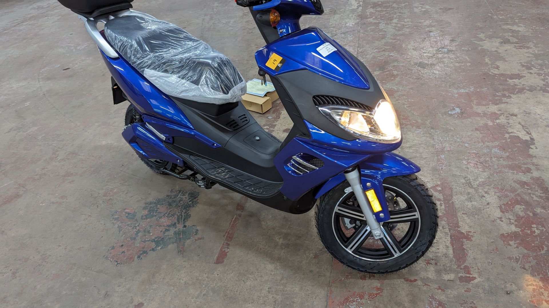 Model 50 Electric Motorbike: Delivery Miles (no more than 3 recorded km on the odometer), blue, 5000 - Image 9 of 15