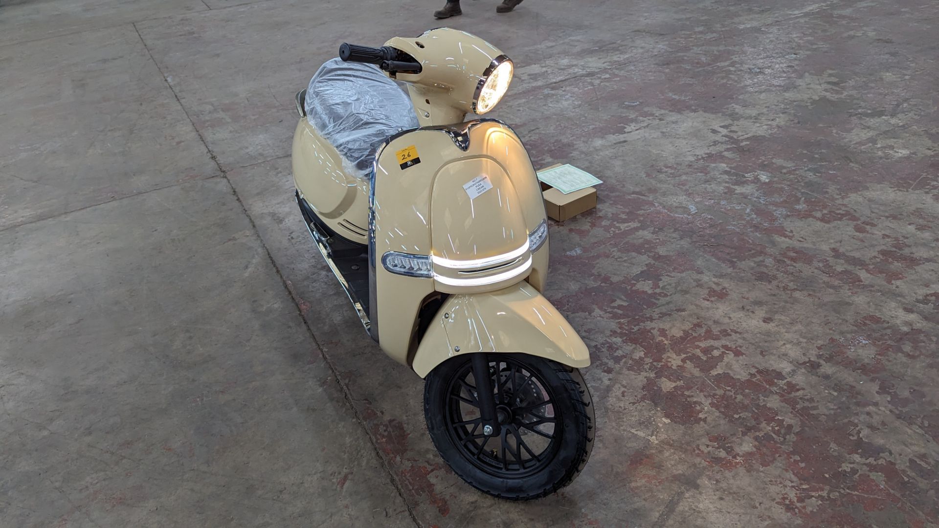 Model 30 Roma Electric Moped: Delivery Miles (no more than 4 recorded km on the odometer), cream/bei - Image 8 of 16