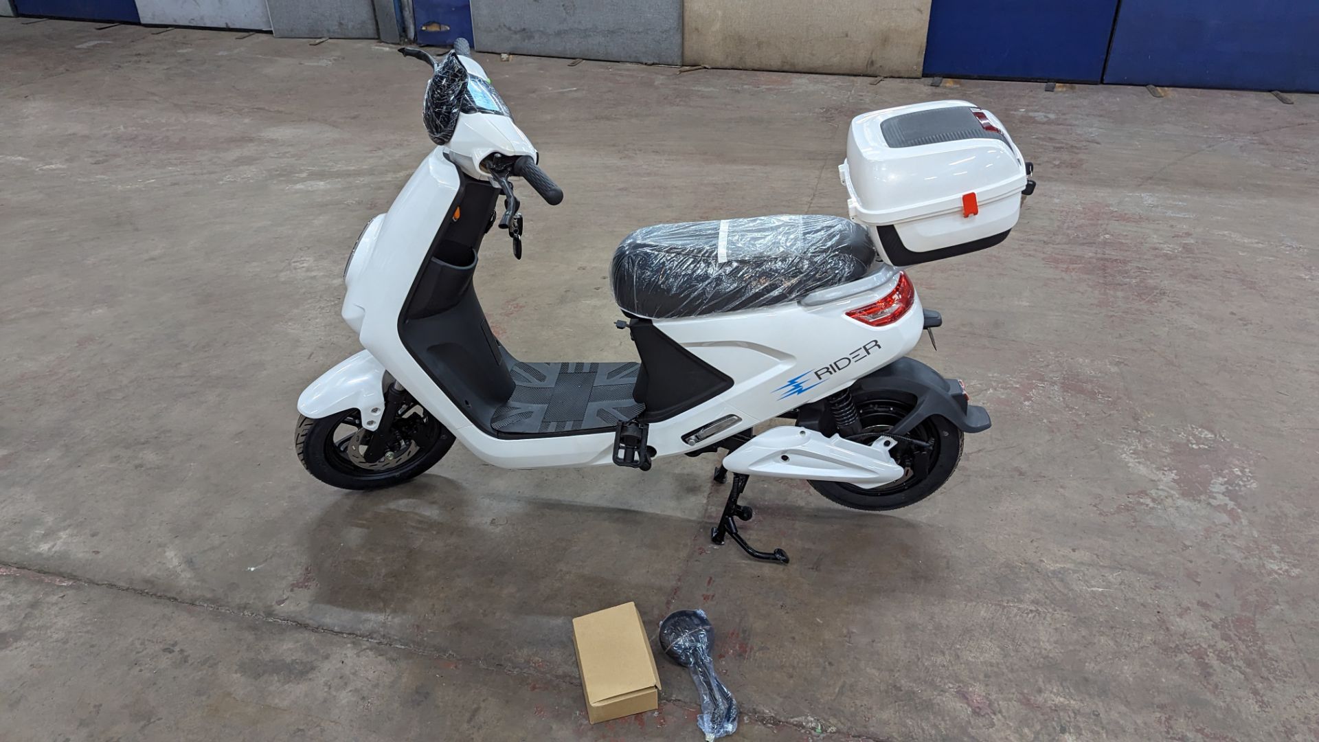 Model 18 Electric Bike: Zero (0) recorded miles, white body with black detailing, lockable storage b - Image 2 of 13