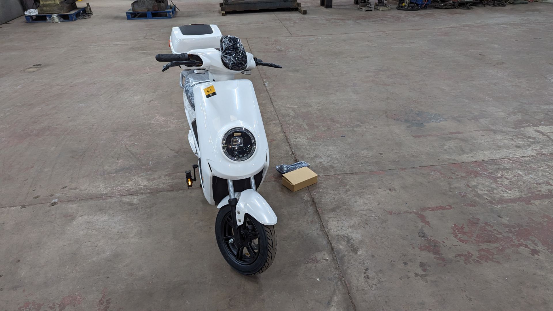 Model 18 Electric Bike: Zero (0) recorded miles, white body with black detailing, lockable storage b - Image 7 of 13