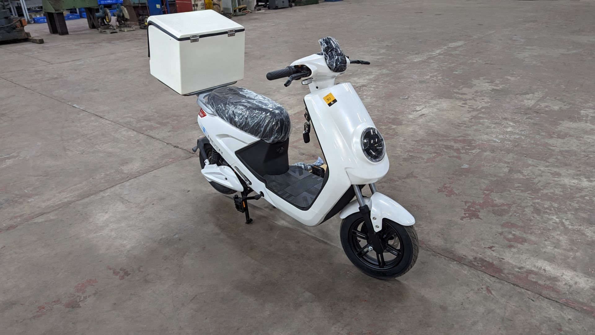 Model 18 Electric Bike: Zero (0) recorded miles, white body with black detailing, insulated box moun - Image 7 of 16