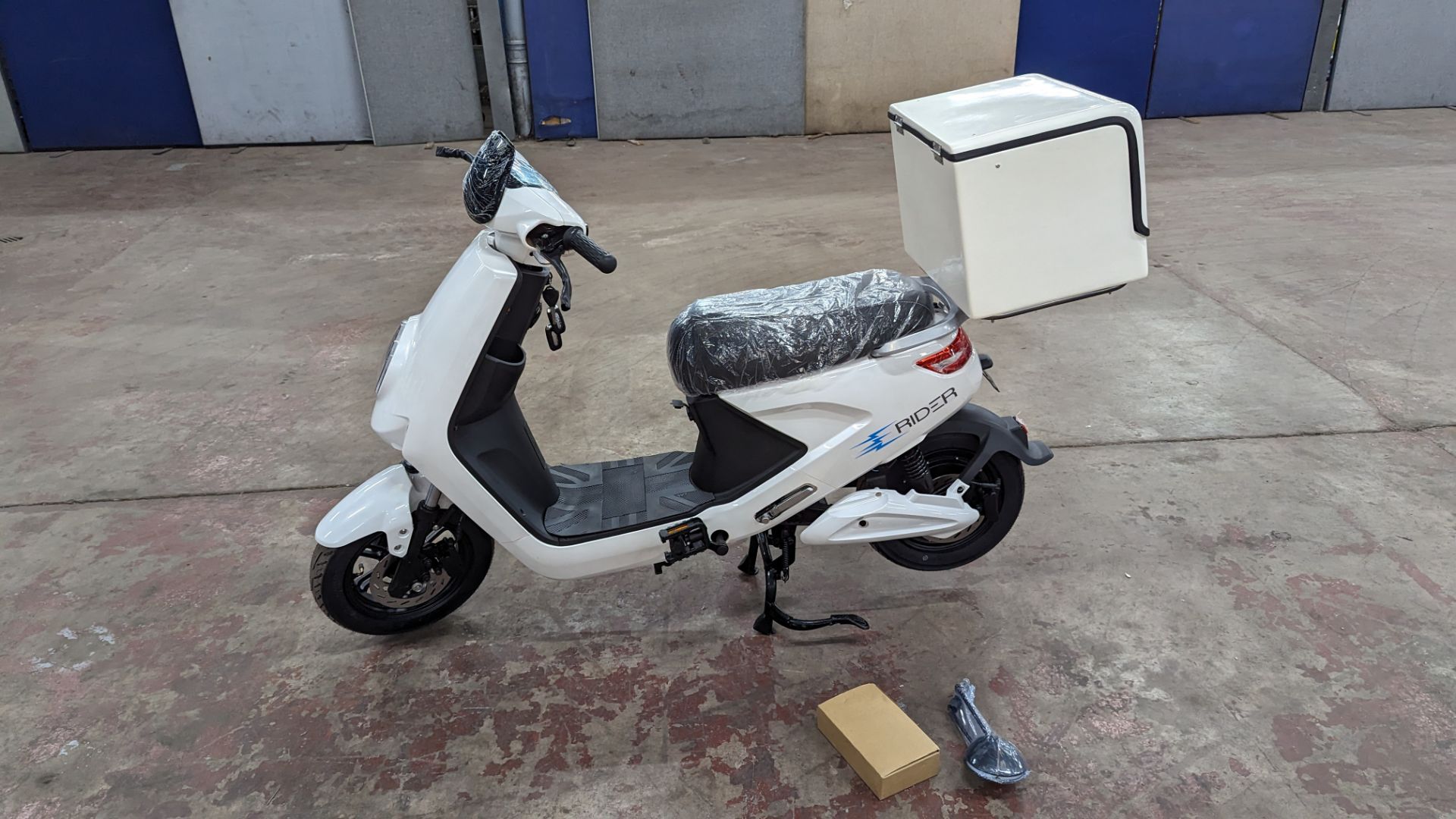 Model 18 Electric Bike: Zero (0) recorded miles, white body with black detailing, insulated box moun - Image 2 of 15