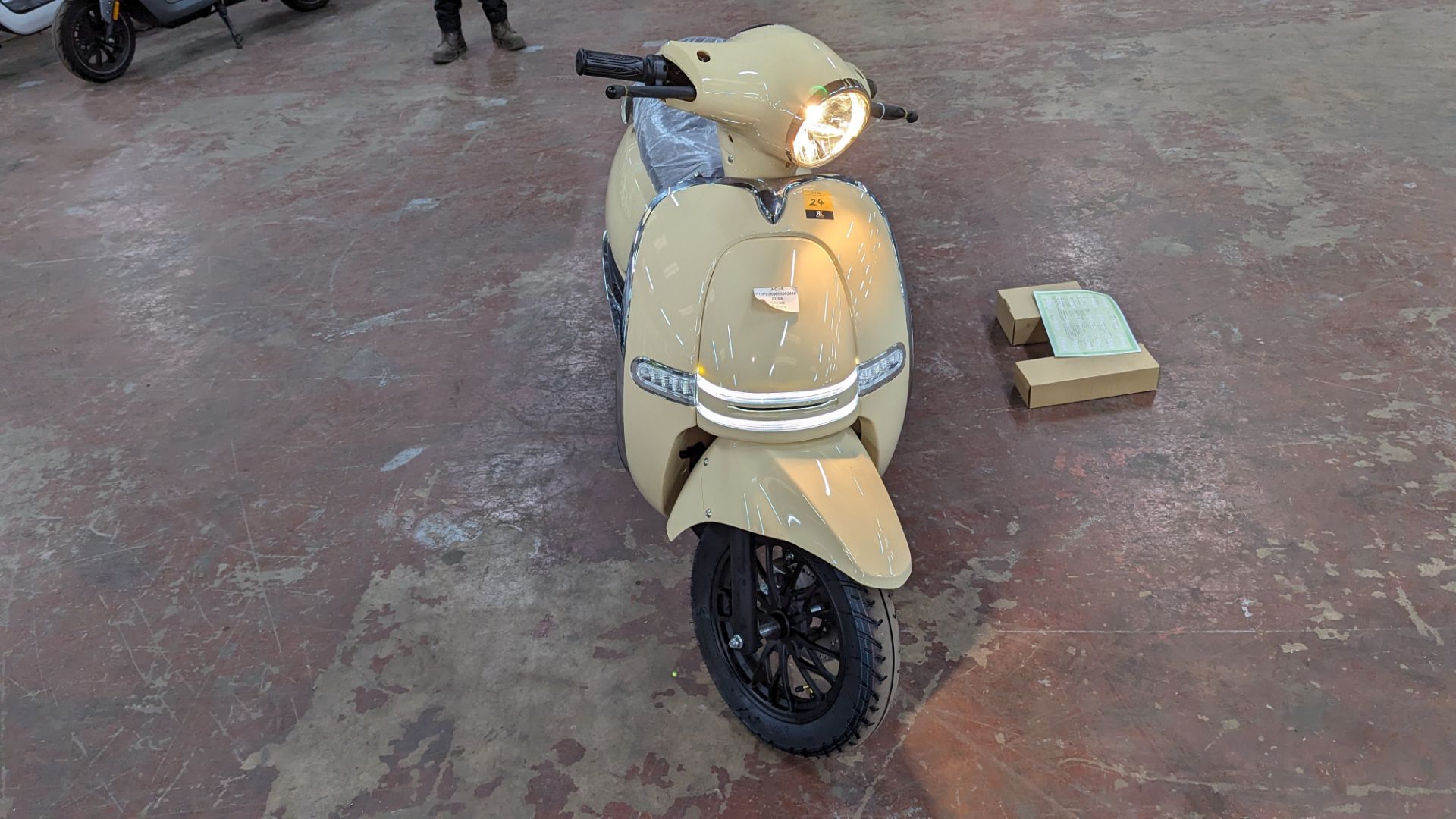 Model 30 Roma Electric Moped: Delivery Miles (no more than 4 recorded km on the odometer), cream/bei - Image 9 of 17