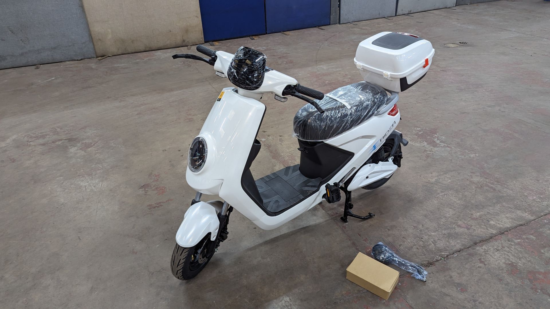 Model 18 Electric Bike: Zero (0) recorded miles, white body with black detailing, lockable storage b