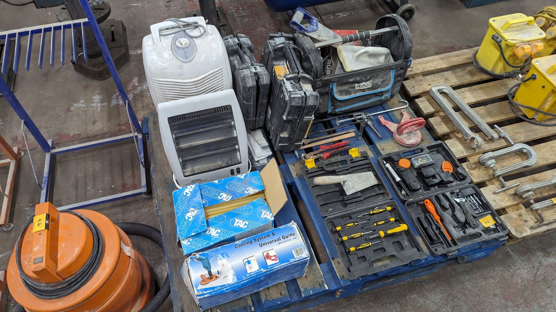The contents of a pallet of tools and miscellaneous including screwdriver kit, tool bag and boxes, U - Image 10 of 10