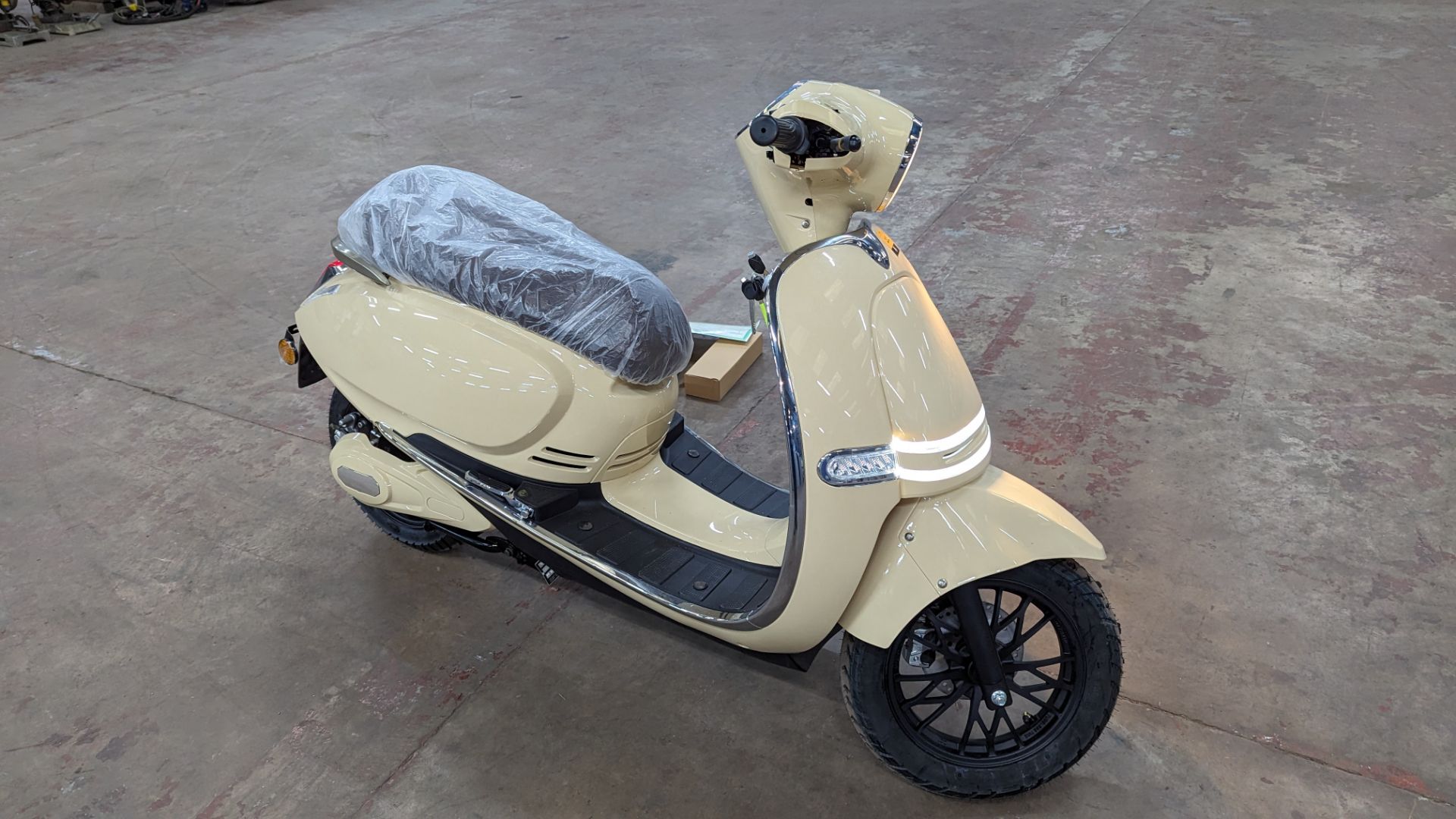 Model 30 Roma Electric Moped: Delivery Miles (no more than 4 recorded km on the odometer), cream/bei - Image 7 of 16