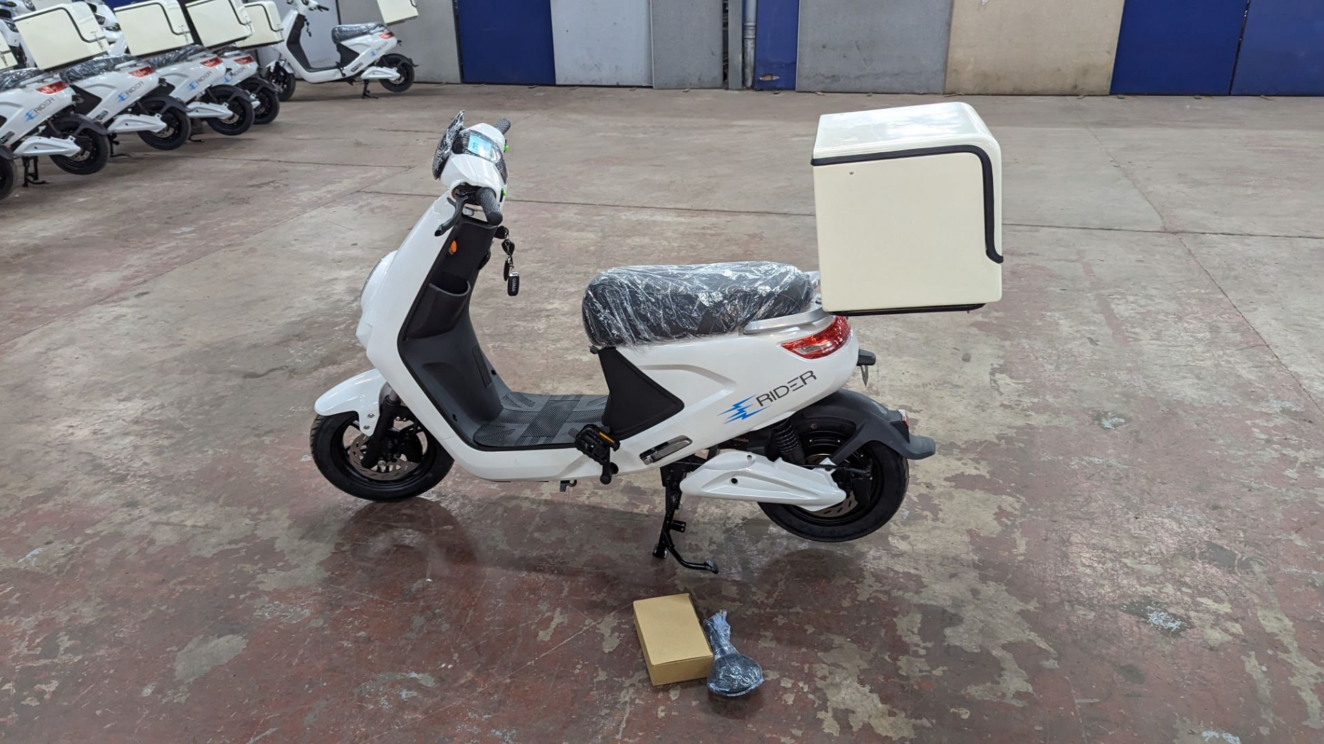 Model 18 Electric Bike: Zero (0) recorded miles, white body with black detailing, insulated box moun - Image 2 of 13