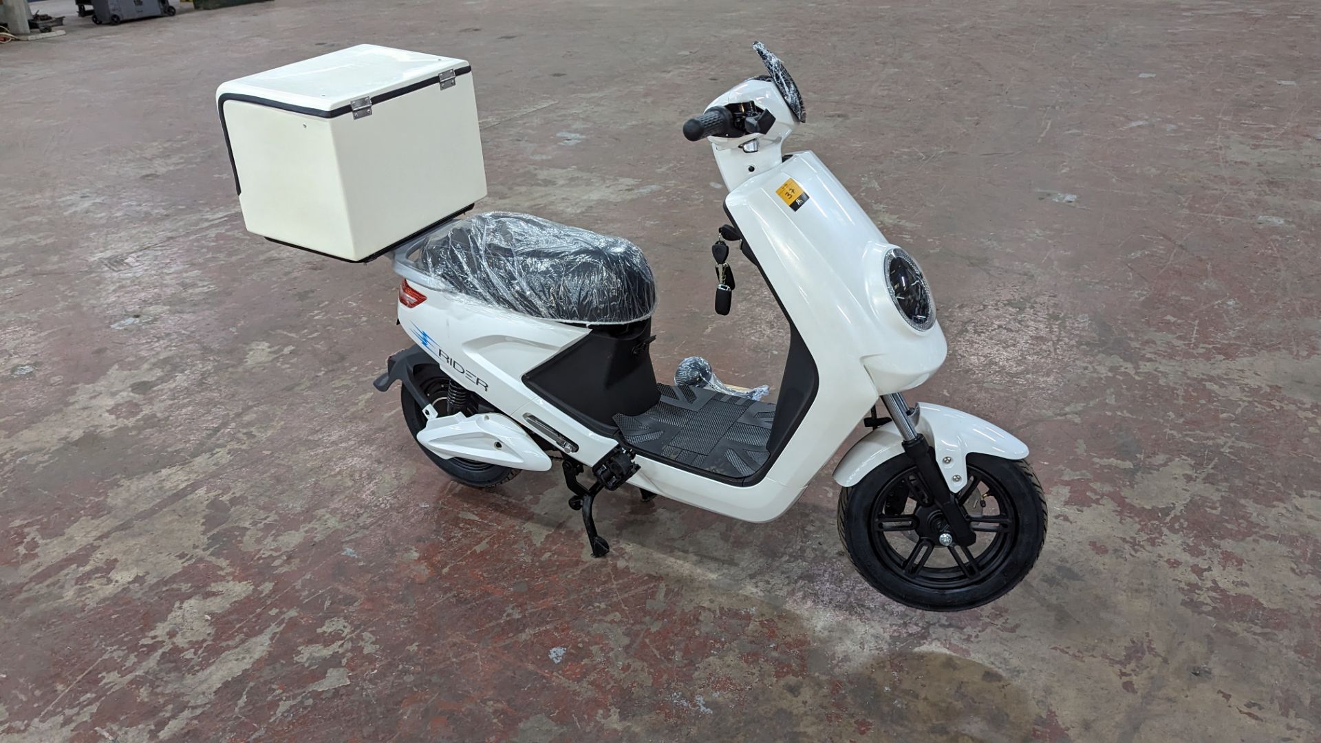 Model 18 Electric Bike: Zero (0) recorded miles, white body with black detailing, insulated box moun - Image 6 of 12